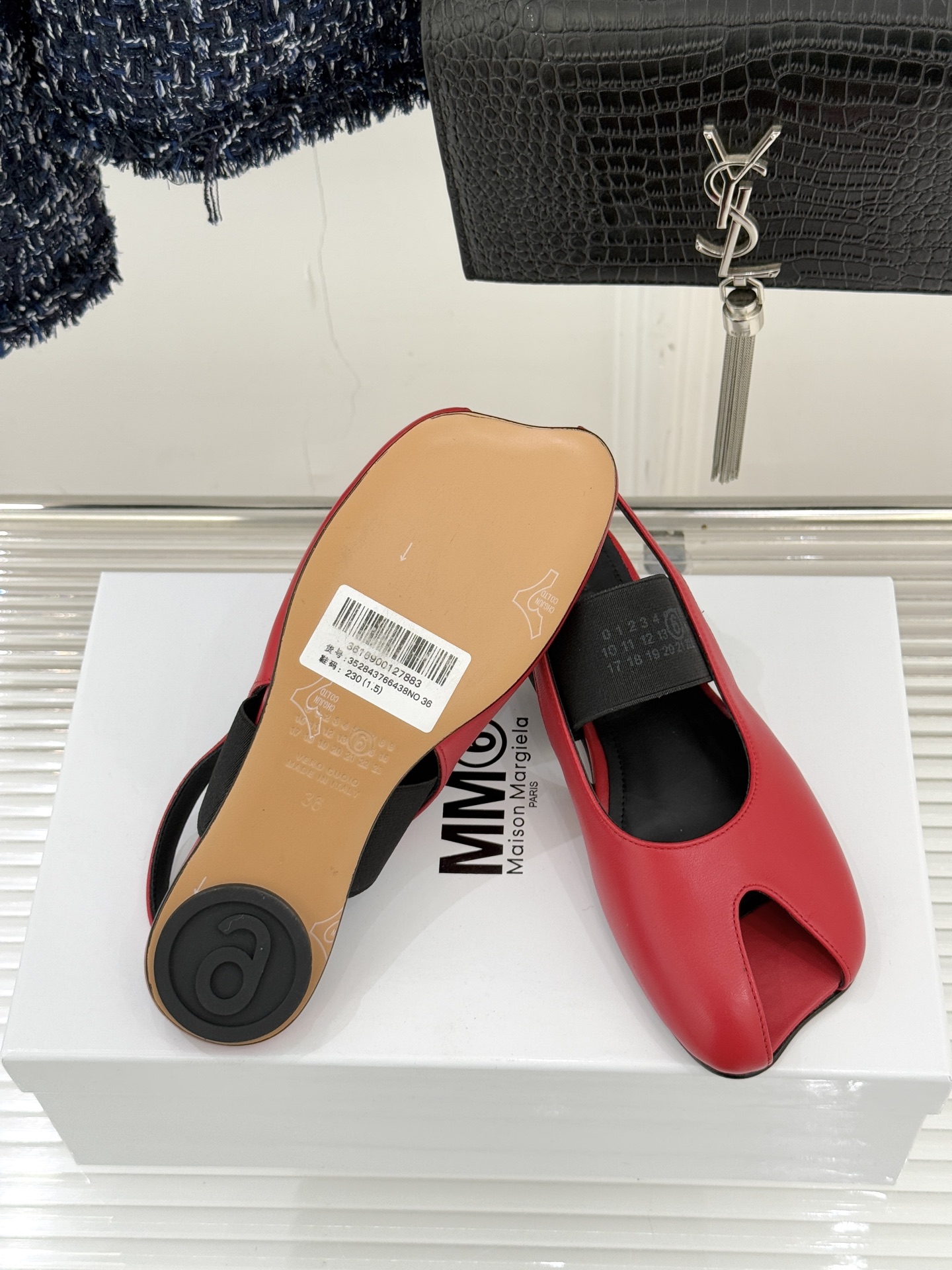 MaisonMargiela｜MM6马吉拉字母弹力带玛丽珍鞋以先锋解构美学重塑复古经典将品牌标志性的创意