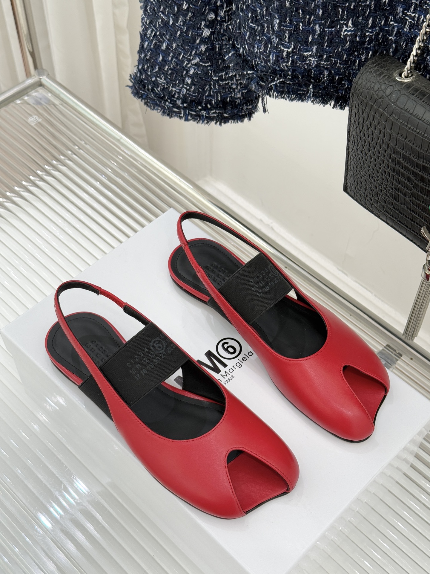 MaisonMargiela｜MM6马吉拉字母弹力带玛丽珍鞋以先锋解构美学重塑复古经典将品牌标志性的创意