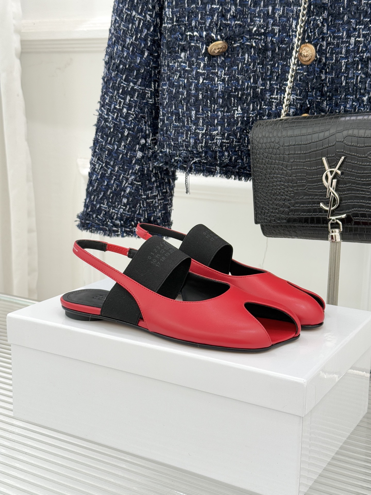 NO:630307,MaisonMargiela｜MM6 Margiela letter elastic band Mary Jane shoes use avant-garde deconstructed aesthetics to reshape retro classics and integrate the brand's iconic creative genes into the shoes to interpret a fashionable posture with both retro charm and futuristic feel. The letter elastic band as the finishing touch on the shoe body is not only a clever display of brand recognition, but also flexible and elastic to adapt to different foot types, giving a casual and relaxed feeling when it is easy to put on and take off. The classic round toe design weakens the sharp feeling.  This pair of Mary Jane shoes breaks the boundaries of style. It can be salty or sweet and adapts to various scenes. Pair it with a retro plaid skirt and a knitted cardigan to unlock the nimbleness and cuteness of the college style. Collide with straight suit pants and simple shirts to interpret the capable elegance of the workplace. Mix and match denim shorts with a casual sweatshirt to wear a casual and cool style. The collision of classics and avant-garde, retro blending, not only carries the romantic heritage of Mary Jane shoes, but also injects Margiela's unique avant-garde atmosphere.  Make every step a fashion statement, showing the wearer's unique taste and personality. The fabric is made of original customized cowhide. The inner toes are all cowhide. Italian imported genuine leather outsole size35-39 (customized 40/41), sandals, masion margiela, masion margiela, sandals, mary jane, hoodie, sweatshirts, skirts, shorts, shirts, business suit, cowhide, Leather soles19860909MaisonMargiela｜MM6马吉拉字母 弹力带玛丽珍鞋 以先锋解构美学重塑复古经典 将品牌标志性的创意基因融入鞋中 演绎出兼具复古韵味与未来感的时尚姿态. 鞋身点睛之笔的字母弹力带 不仅是品牌辨识度的巧妙彰显 更以灵活弹性适配不同脚型 穿脱便捷间尽显随性松弛感. 经典圆头设计弱化凌厉感 这双玛丽珍鞋打破风格边界 可盐可甜适配多元场景. 搭配复古格纹半裙与针织开衫 解锁学院风的灵动乖巧 碰撞直筒西装裤与简约衬衫 演绎职场的干练优雅 混搭牛仔短裤与休闲卫衣 又能穿出随性不羁的潮酷格调. 经典与先锋的碰撞 复古交融 既承载着玛丽珍鞋的浪漫底蕴 又注入马吉拉独有的前卫气息 让每一步行走都成为时尚宣言 尽显穿搭者的独特品味与个性态度. 面料采用原版定制牛皮 内里踮脚均为牛皮 意大利进口真皮大底 size35-39（40/41定制）,凉鞋,masion margiela,masion margiela,sandals,mary jane,hoodie,sweatshirts,skirts,shorts,shirts,business suit,cowhide,Leather soles,Women's Shoes