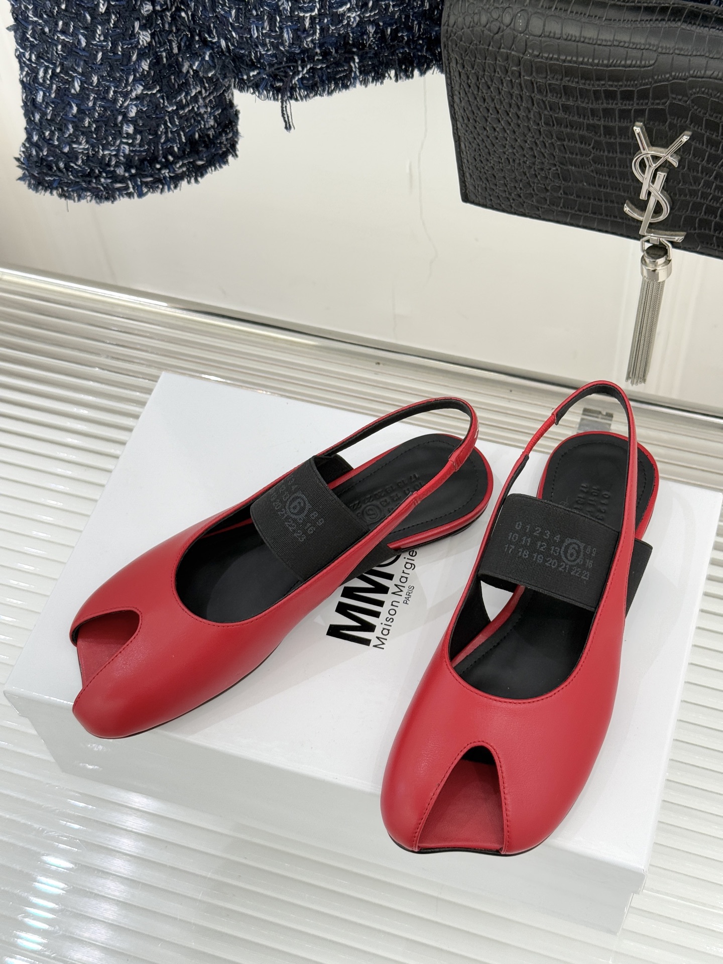 MaisonMargiela｜MM6马吉拉字母弹力带玛丽珍鞋以先锋解构美学重塑复古经典将品牌标志性的创意