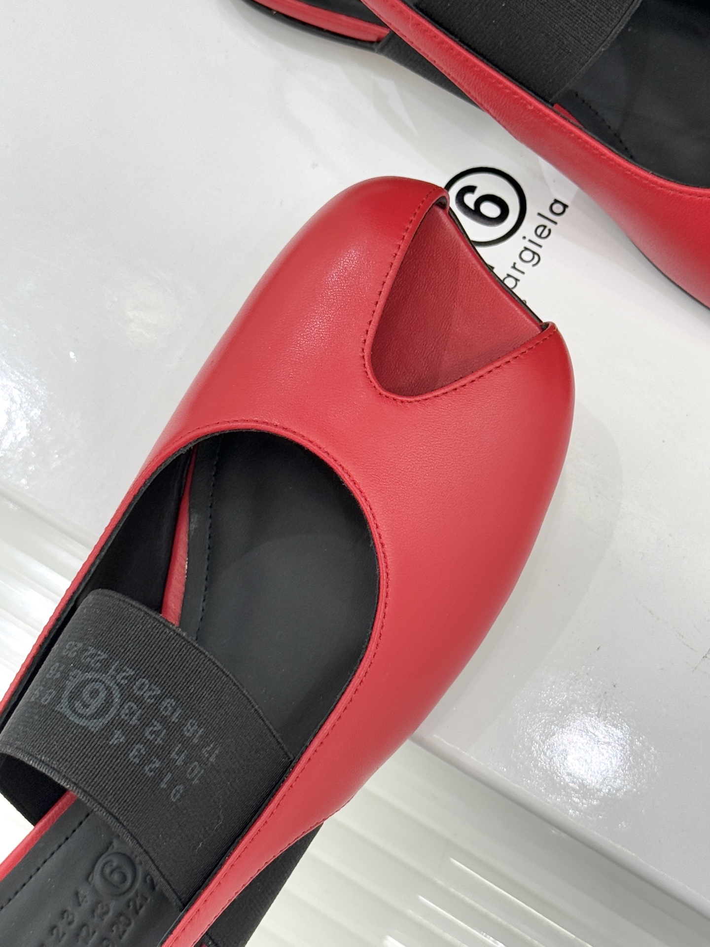 MaisonMargiela｜MM6马吉拉字母弹力带玛丽珍鞋以先锋解构美学重塑复古经典将品牌标志性的创意