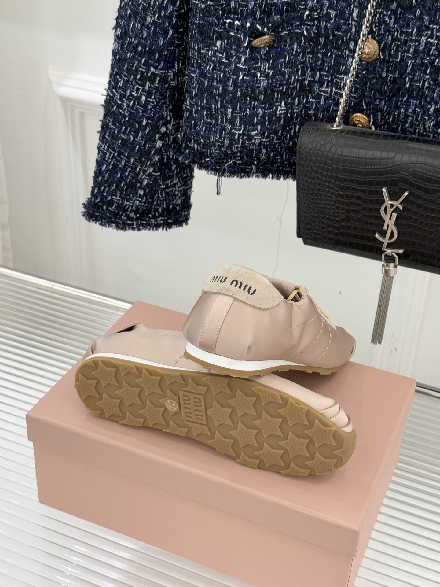 Miu Miu/缪缪226WF早春新品绸缎休闲芭蕾舞鞋德训鞋将芭蕾舞鞋与德训鞋的巧妙融合既是对经典风格的