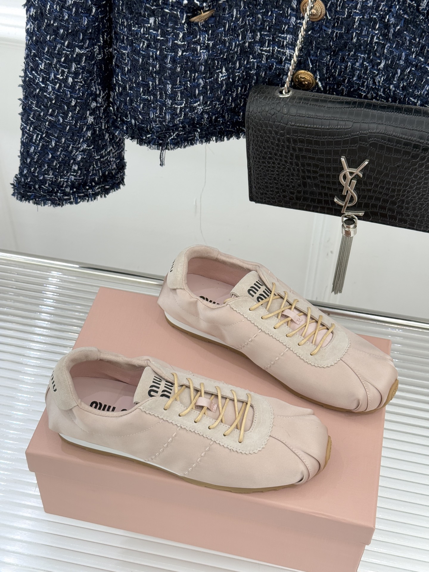 Miu Miu/缪缪226WF早春新品绸缎休闲芭蕾舞鞋德训鞋将芭蕾舞鞋与德训鞋的巧妙融合既是对经典风格的