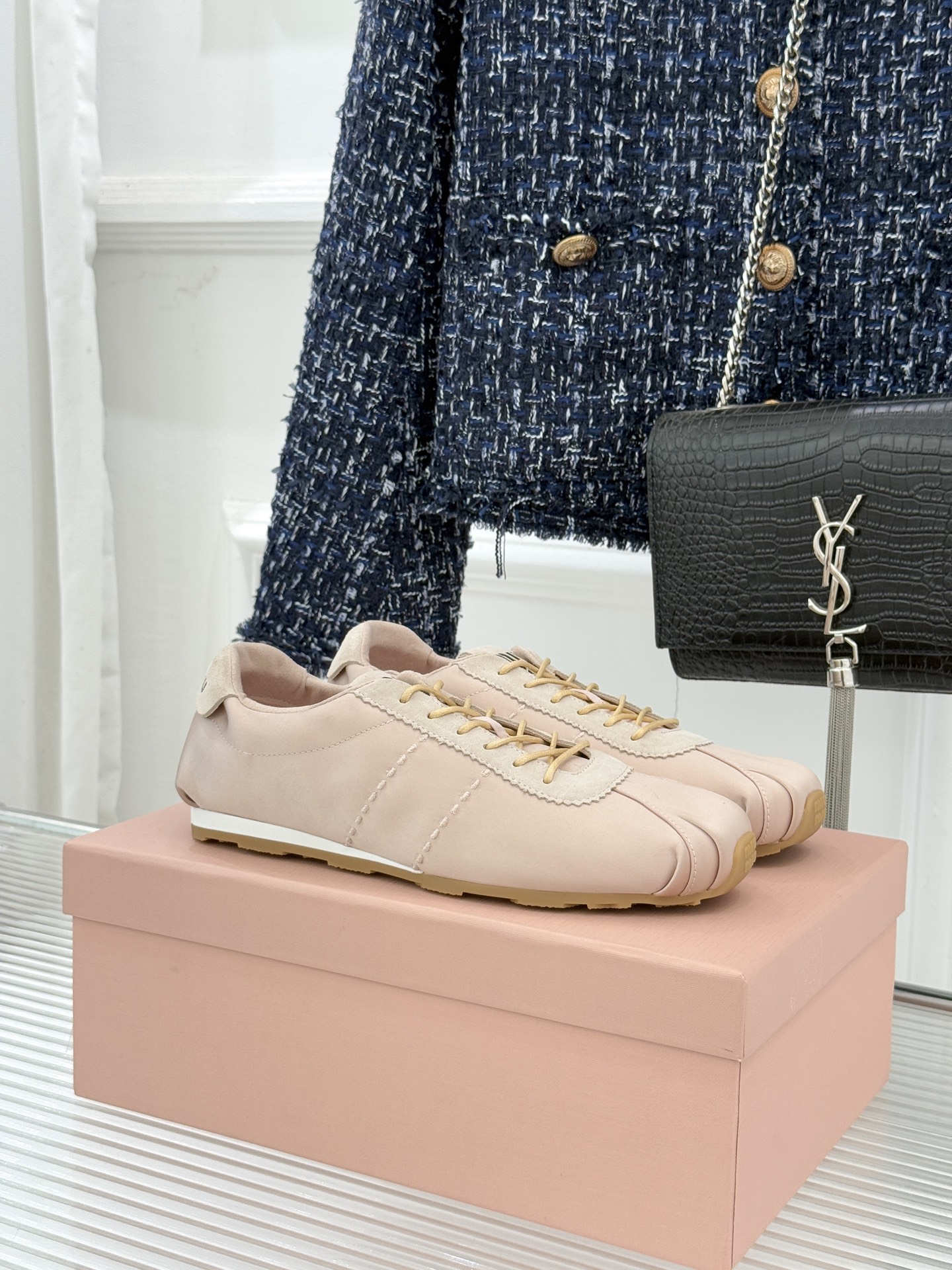 Miu Miu/缪缪226WF早春新品绸缎休闲芭蕾舞鞋德训鞋将芭蕾舞鞋与德训鞋的巧妙融合既是对经典风格的