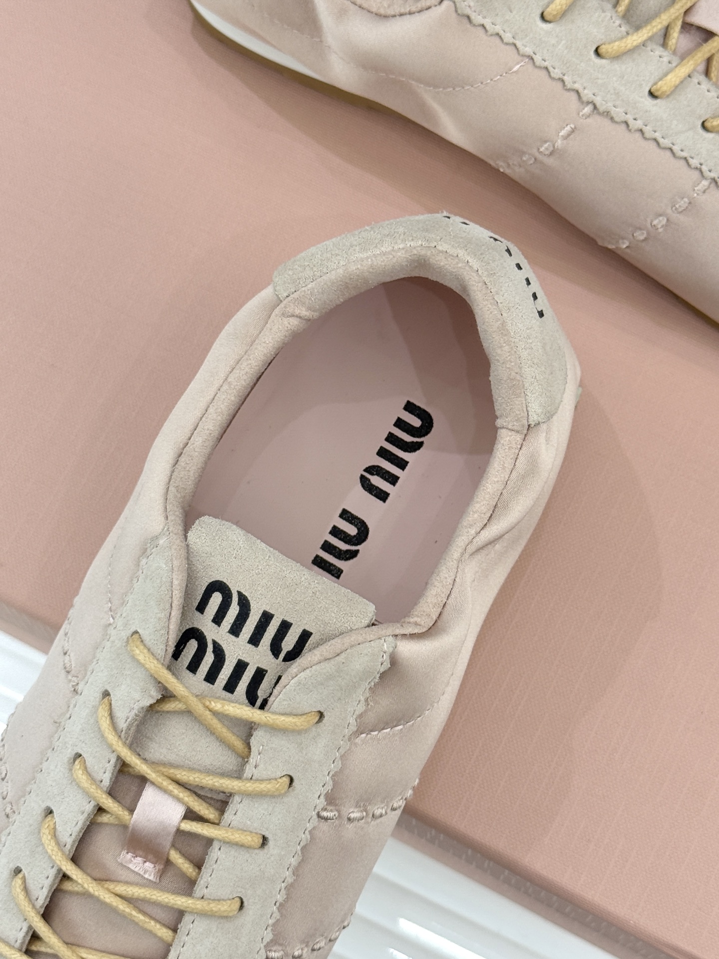 Miu Miu/缪缪226WF早春新品绸缎休闲芭蕾舞鞋德训鞋将芭蕾舞鞋与德训鞋的巧妙融合既是对经典风格的
