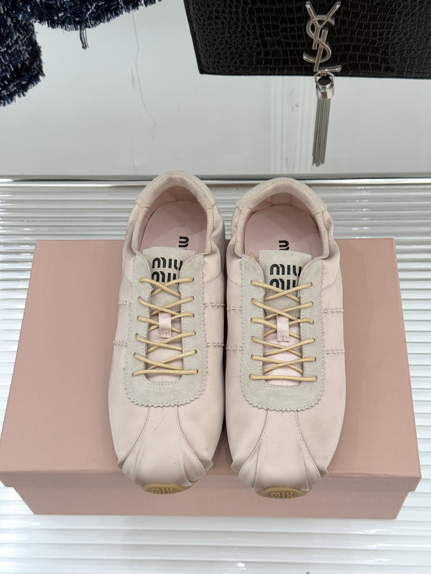 Miu Miu/缪缪226WF早春新品绸缎休闲芭蕾舞鞋德训鞋将芭蕾舞鞋与德训鞋的巧妙融合既是对经典风格的