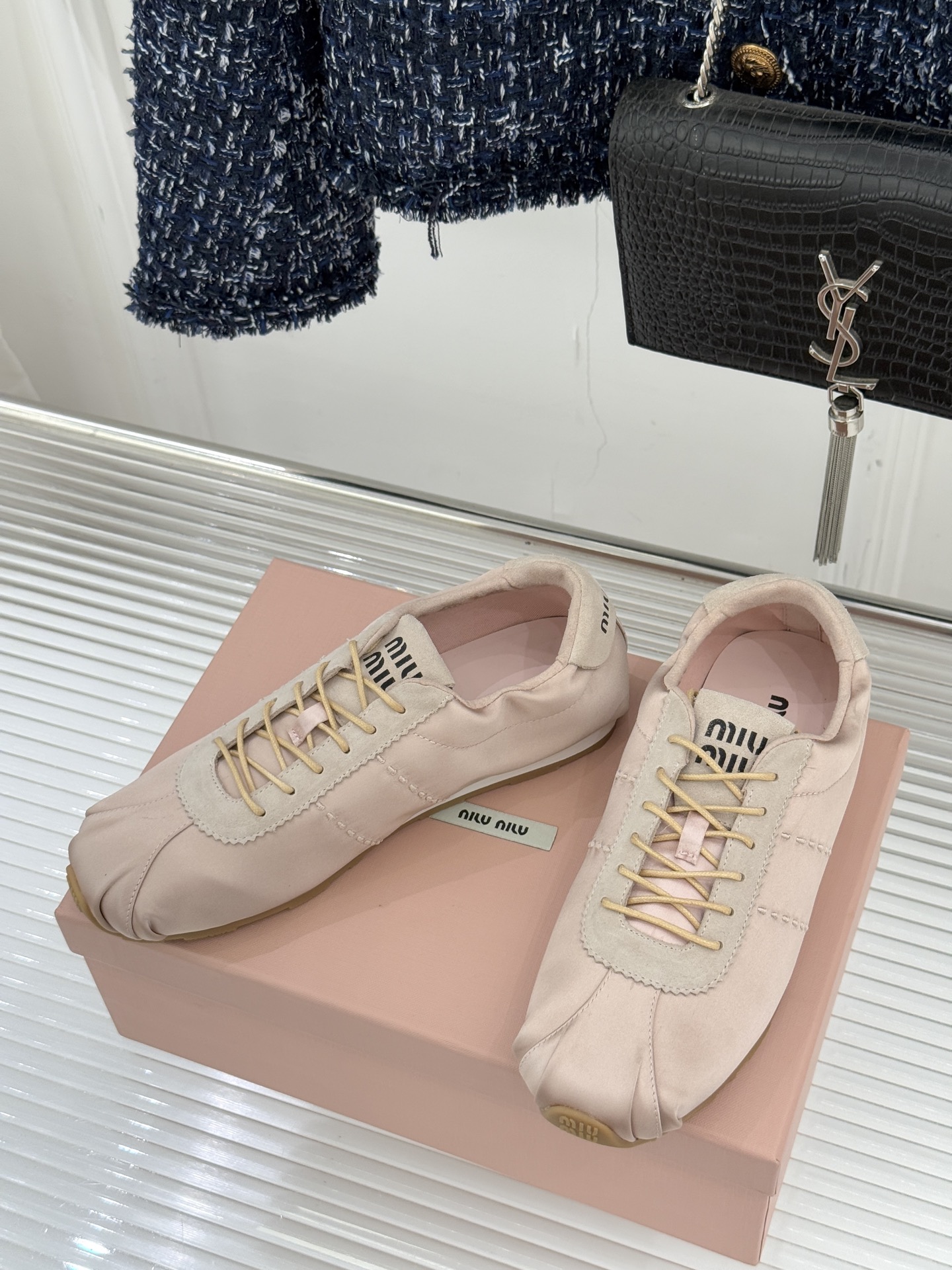 Miu Miu/缪缪226WF早春新品绸缎休闲芭蕾舞鞋德训鞋将芭蕾舞鞋与德训鞋的巧妙融合既是对经典风格的