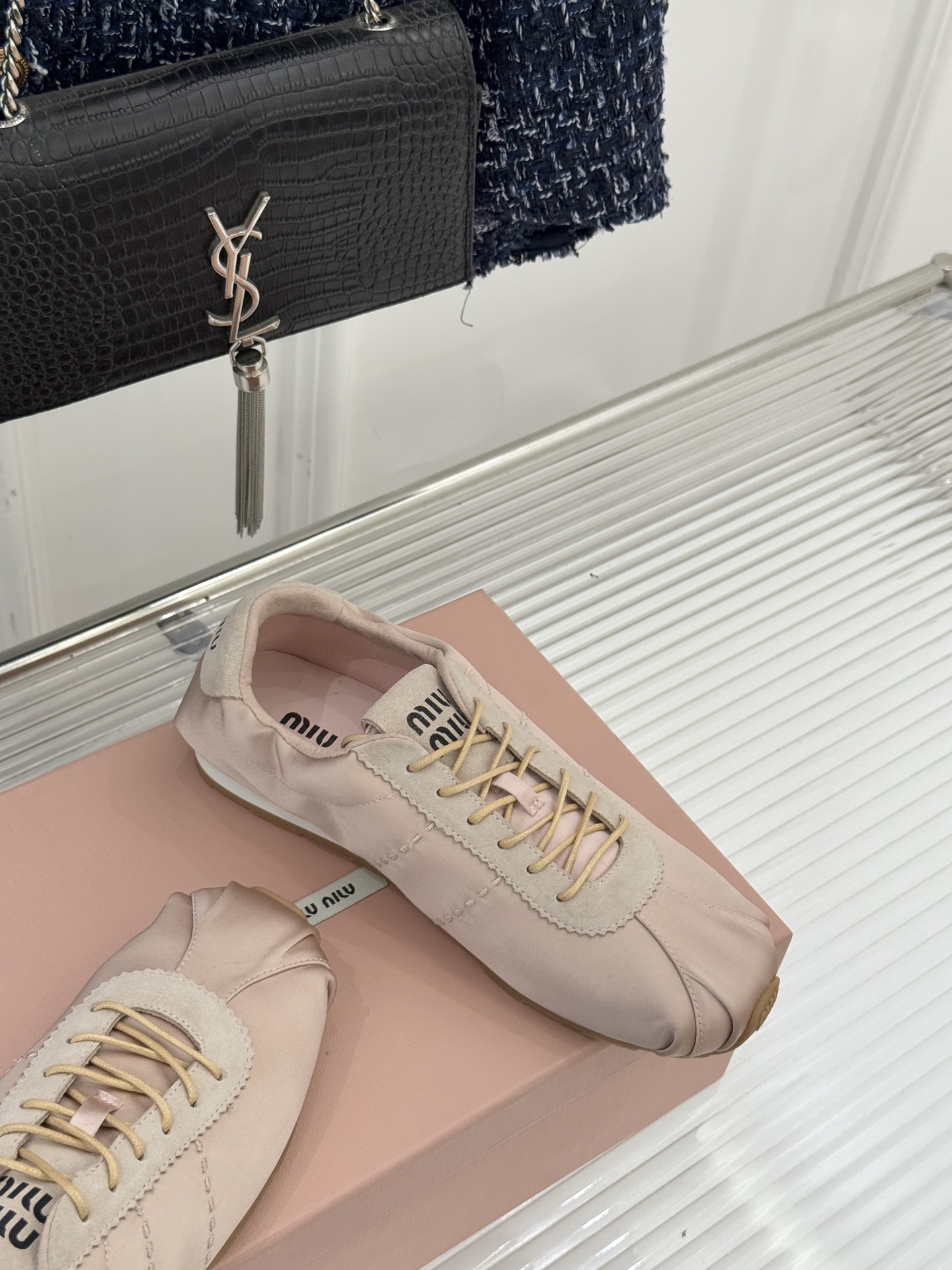 Miu Miu/缪缪226WF早春新品绸缎休闲芭蕾舞鞋德训鞋将芭蕾舞鞋与德训鞋的巧妙融合既是对经典风格的