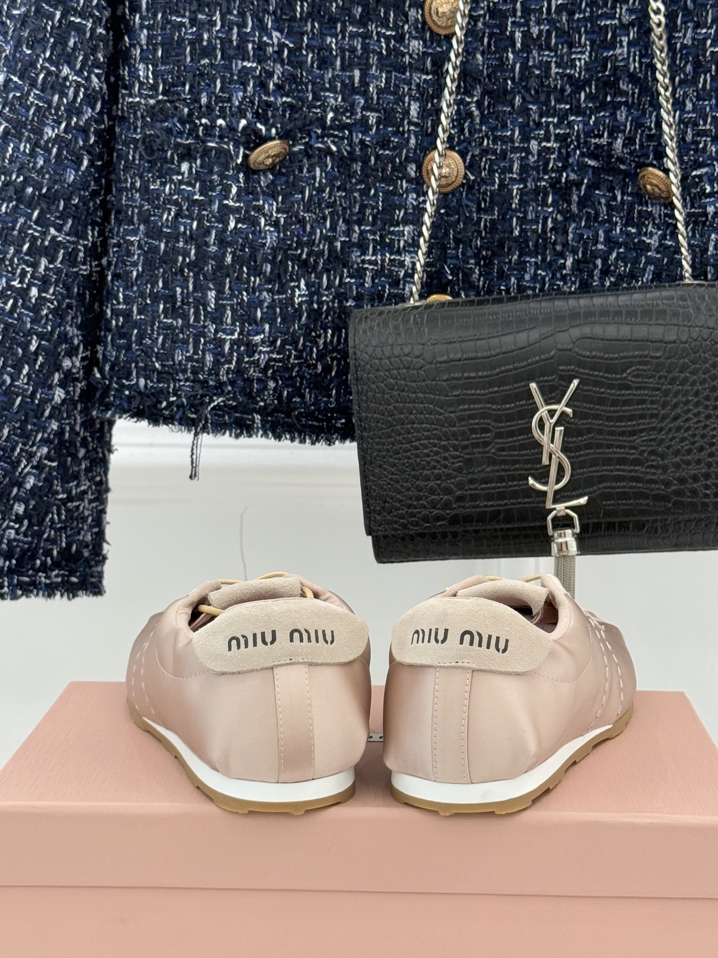 Miu Miu/缪缪226WF早春新品绸缎休闲芭蕾舞鞋德训鞋将芭蕾舞鞋与德训鞋的巧妙融合既是对经典风格的