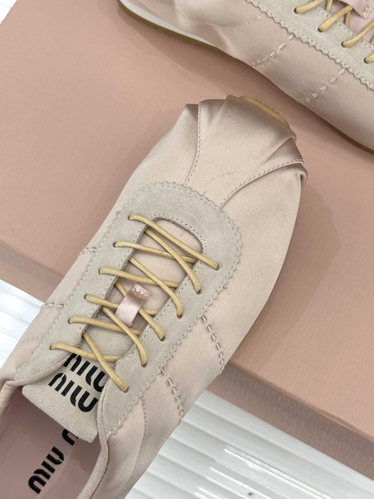 Miu Miu/缪缪226WF早春新品绸缎休闲芭蕾舞鞋德训鞋将芭蕾舞鞋与德训鞋的巧妙融合既是对经典风格的