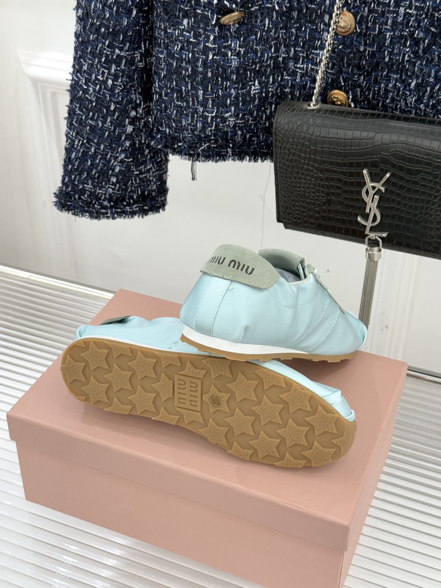 Miu Miu/缪缪226WF早春新品绸缎休闲芭蕾舞鞋德训鞋将芭蕾舞鞋与德训鞋的巧妙融合既是对经典风格的