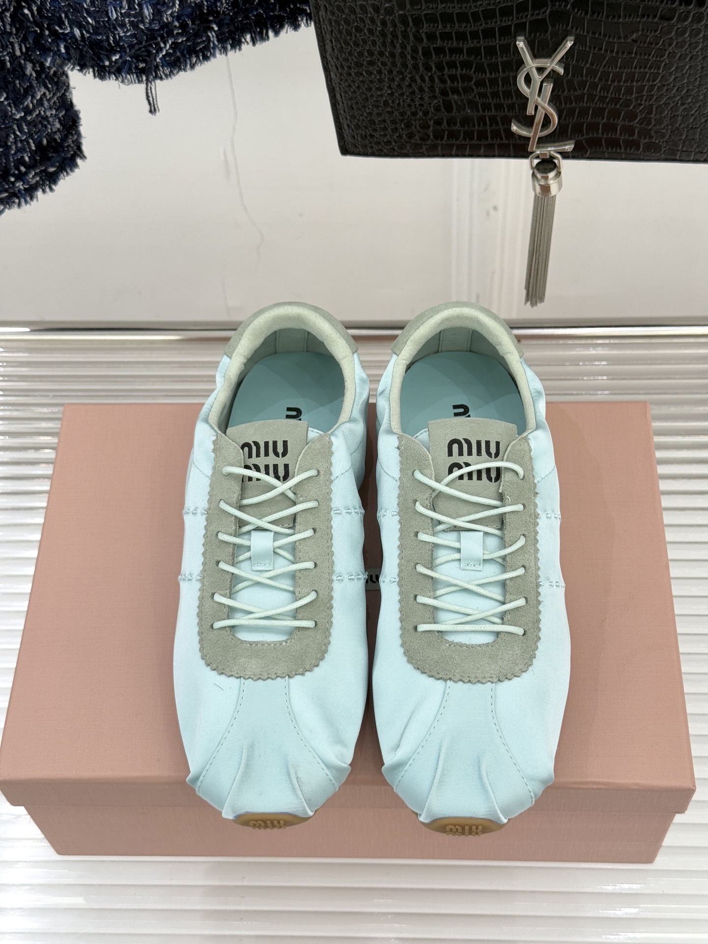 Miu Miu/缪缪226WF早春新品绸缎休闲芭蕾舞鞋德训鞋将芭蕾舞鞋与德训鞋的巧妙融合既是对经典风格的
