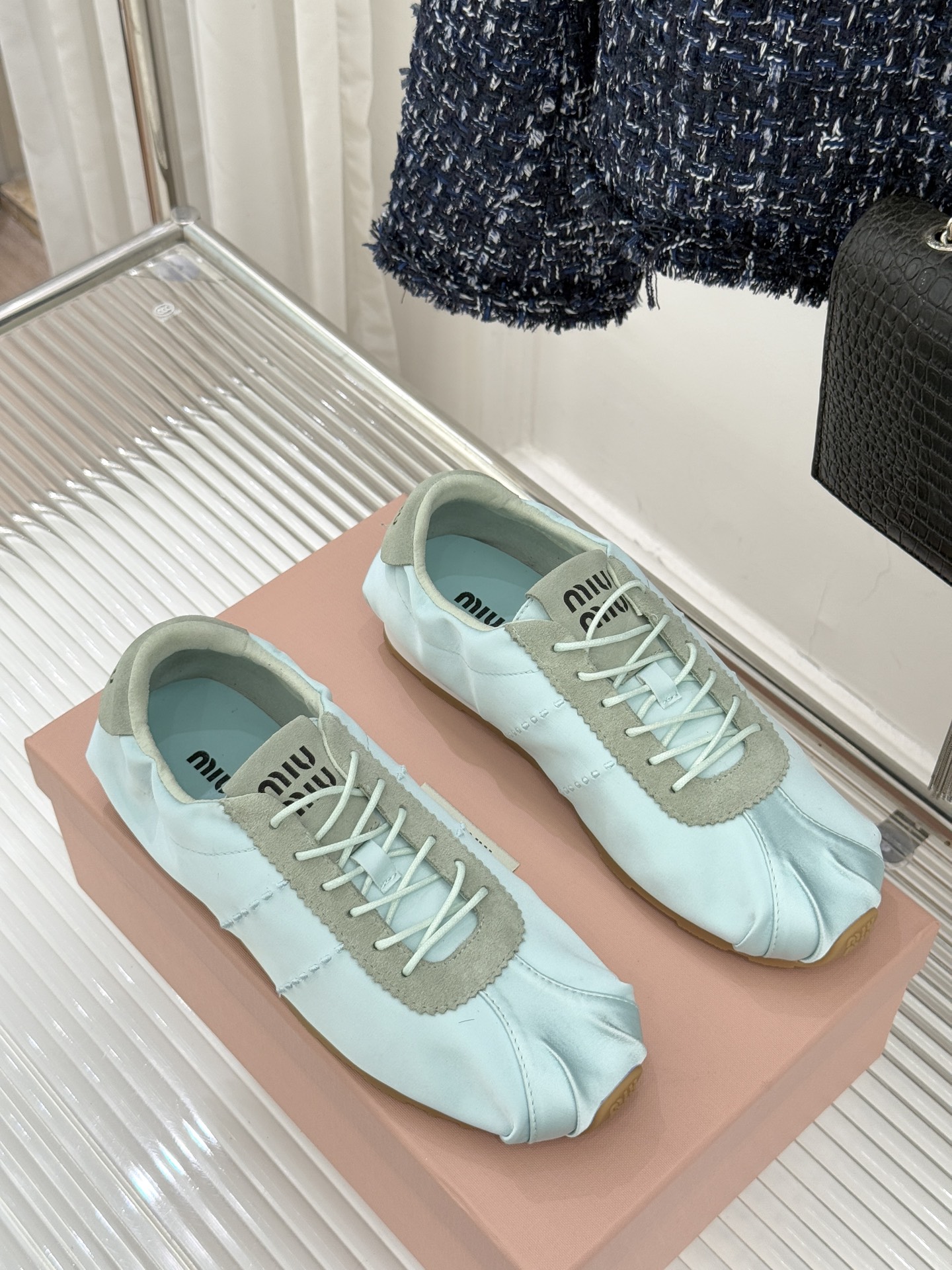 Miu Miu/缪缪226WF早春新品绸缎休闲芭蕾舞鞋德训鞋将芭蕾舞鞋与德训鞋的巧妙融合既是对经典风格的