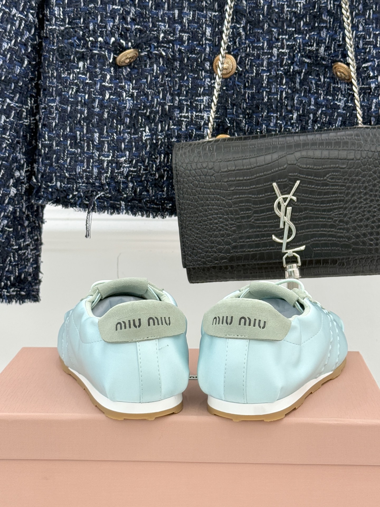 Miu Miu/缪缪226WF早春新品绸缎休闲芭蕾舞鞋德训鞋将芭蕾舞鞋与德训鞋的巧妙融合既是对经典风格的