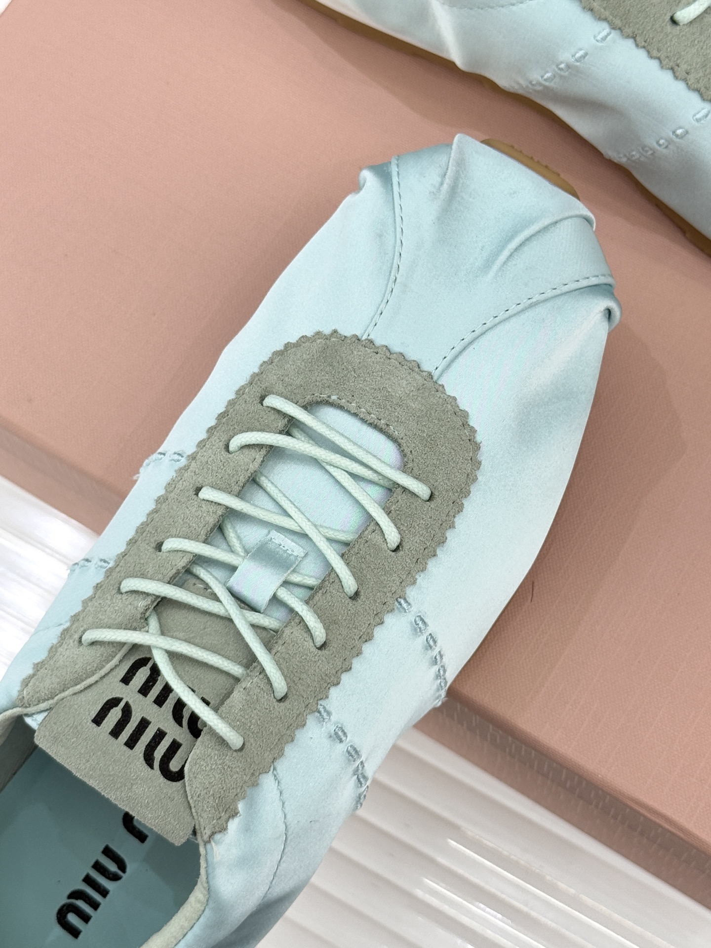 Miu Miu/缪缪226WF早春新品绸缎休闲芭蕾舞鞋德训鞋将芭蕾舞鞋与德训鞋的巧妙融合既是对经典风格的