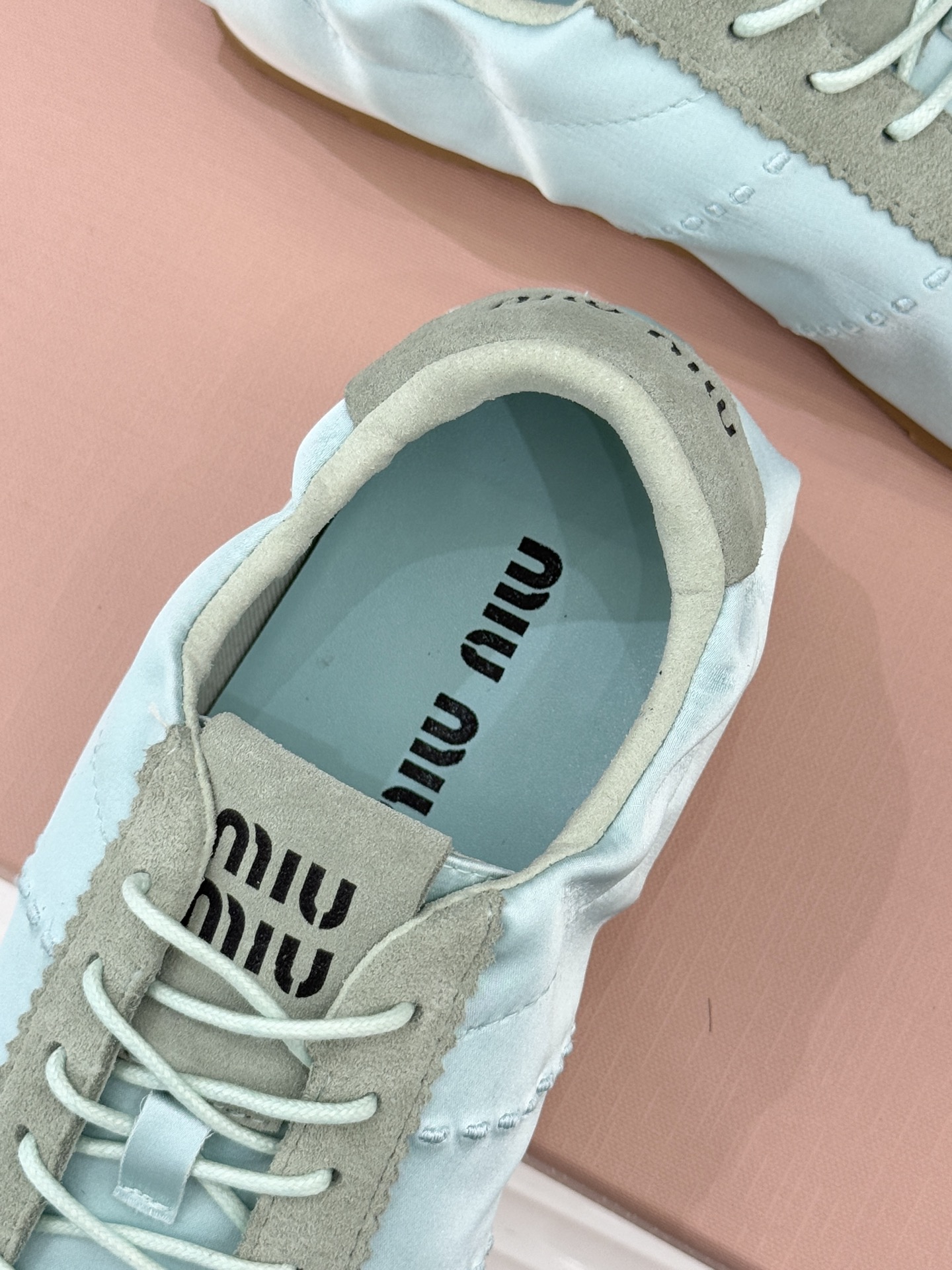 Miu Miu/缪缪226WF早春新品绸缎休闲芭蕾舞鞋德训鞋将芭蕾舞鞋与德训鞋的巧妙融合既是对经典风格的