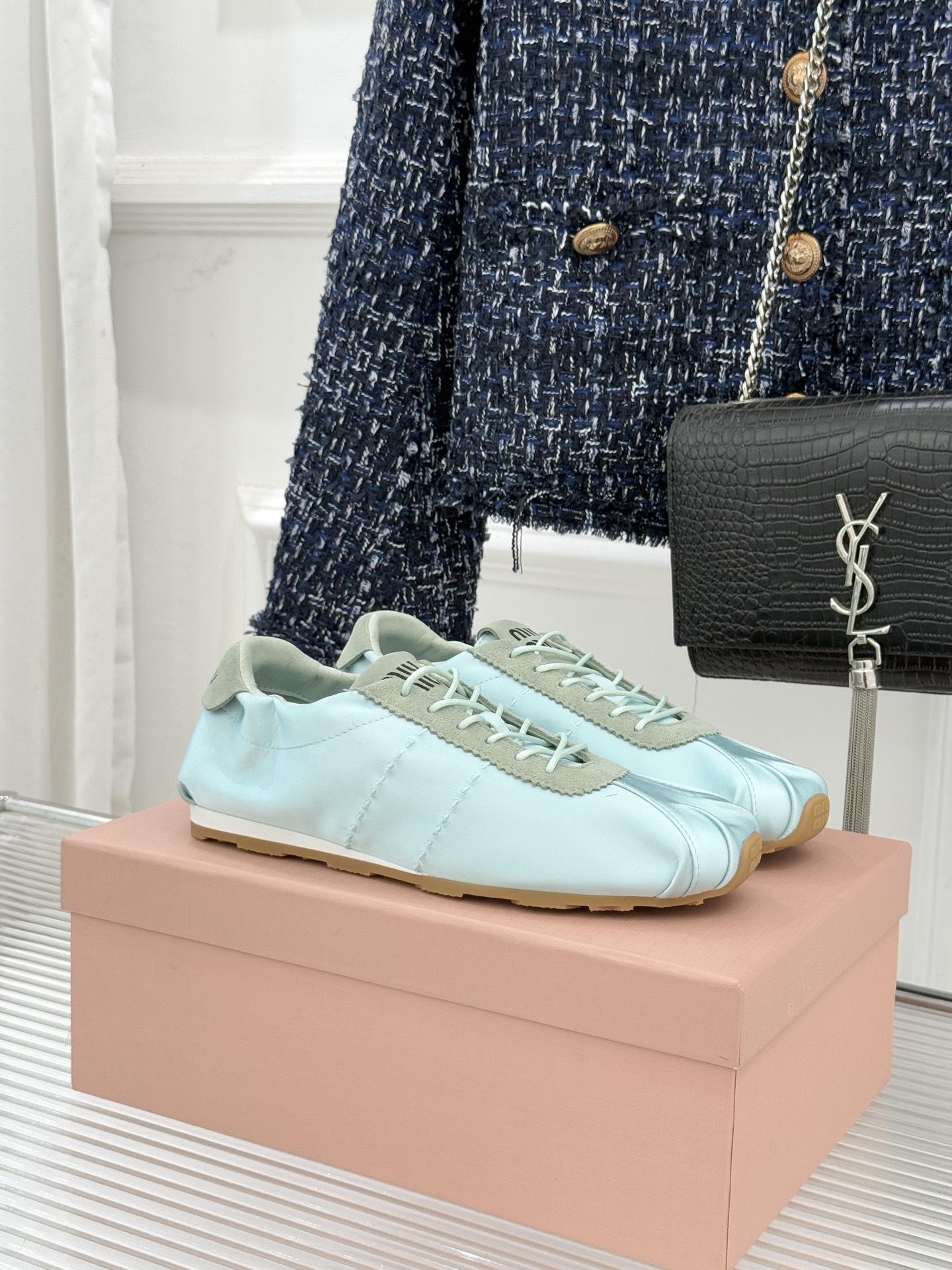 Miu Miu/缪缪226WF早春新品绸缎休闲芭蕾舞鞋德训鞋将芭蕾舞鞋与德训鞋的巧妙融合既是对经典风格的