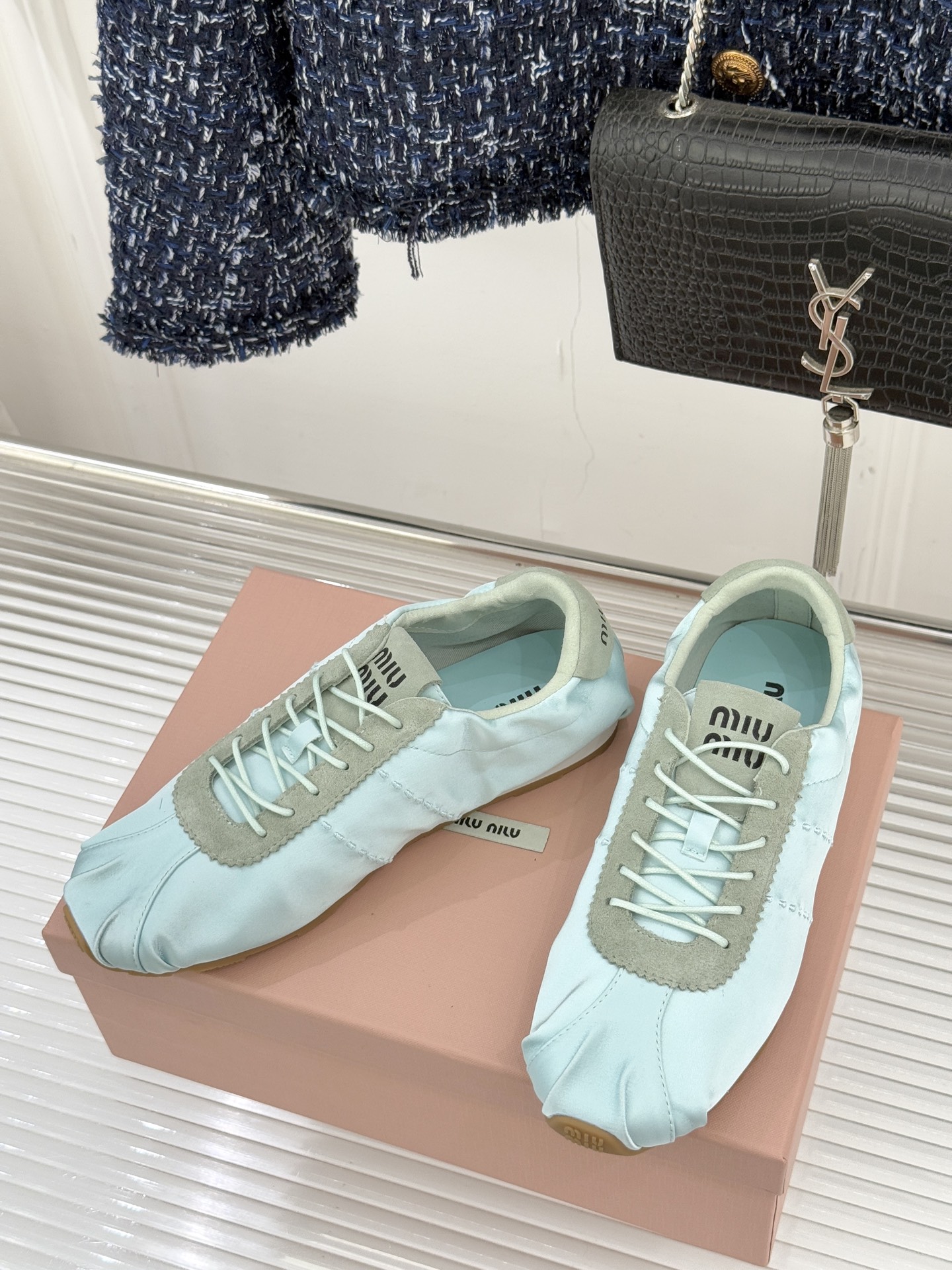 Miu Miu/缪缪226WF早春新品绸缎休闲芭蕾舞鞋德训鞋将芭蕾舞鞋与德训鞋的巧妙融合既是对经典风格的