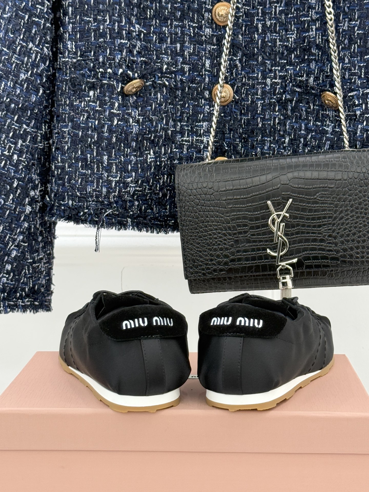 Miu Miu/缪缪226WF早春新品绸缎休闲芭蕾舞鞋德训鞋将芭蕾舞鞋与德训鞋的巧妙融合既是对经典风格的