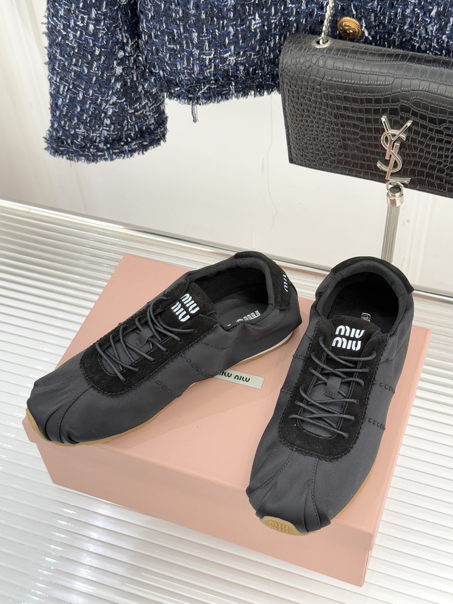 Miu Miu/缪缪226WF早春新品绸缎休闲芭蕾舞鞋德训鞋将芭蕾舞鞋与德训鞋的巧妙融合既是对经典风格的