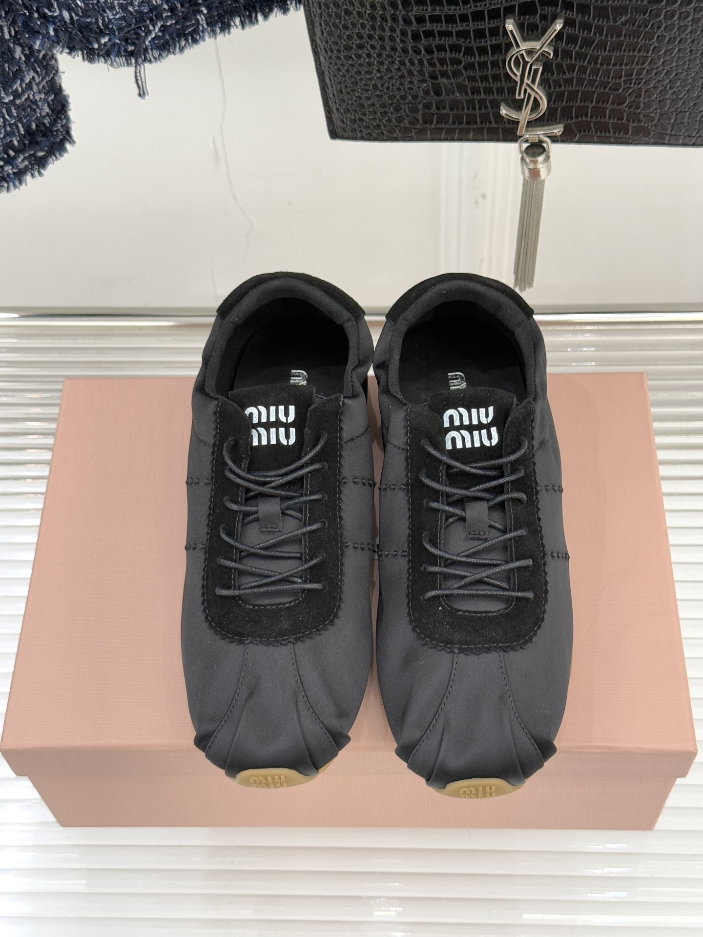 Miu Miu/缪缪226WF早春新品绸缎休闲芭蕾舞鞋德训鞋将芭蕾舞鞋与德训鞋的巧妙融合既是对经典风格的