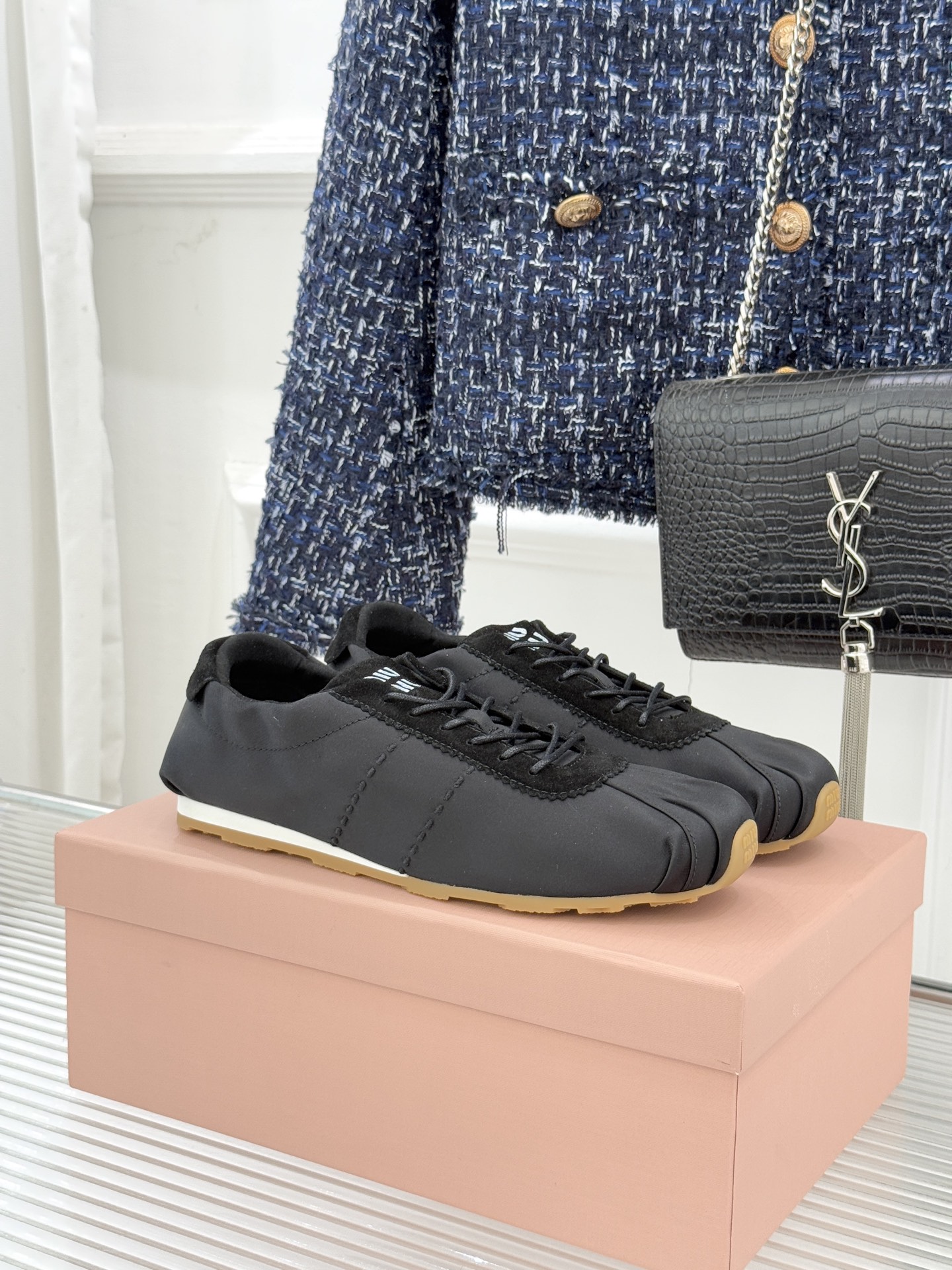 Miu Miu/缪缪226WF早春新品绸缎休闲芭蕾舞鞋德训鞋将芭蕾舞鞋与德训鞋的巧妙融合既是对经典风格的