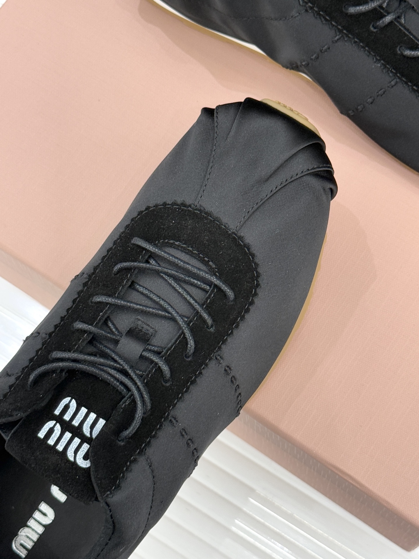 Miu Miu/缪缪226WF早春新品绸缎休闲芭蕾舞鞋德训鞋将芭蕾舞鞋与德训鞋的巧妙融合既是对经典风格的