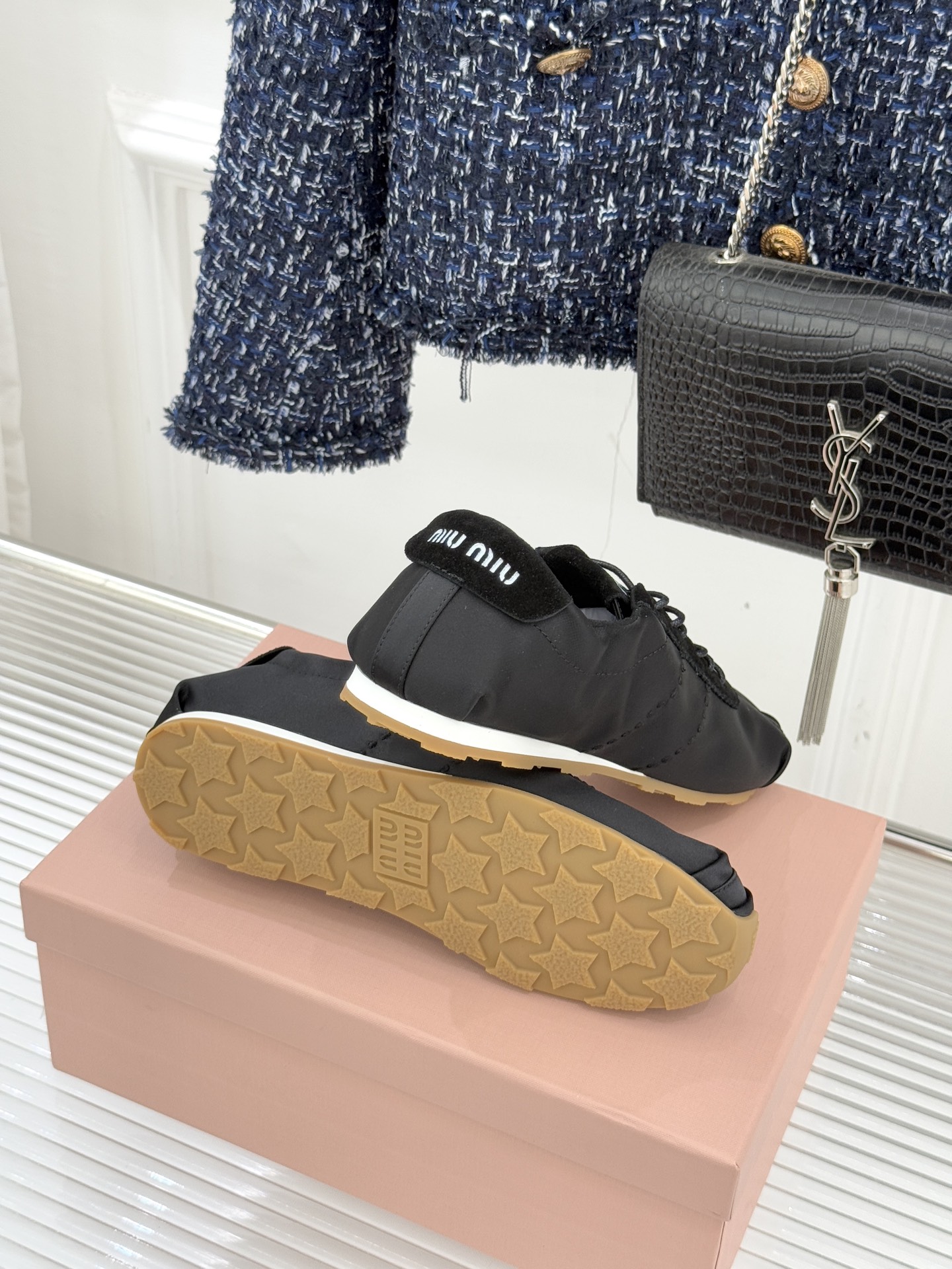 Miu Miu/缪缪226WF早春新品绸缎休闲芭蕾舞鞋德训鞋将芭蕾舞鞋与德训鞋的巧妙融合既是对经典风格的