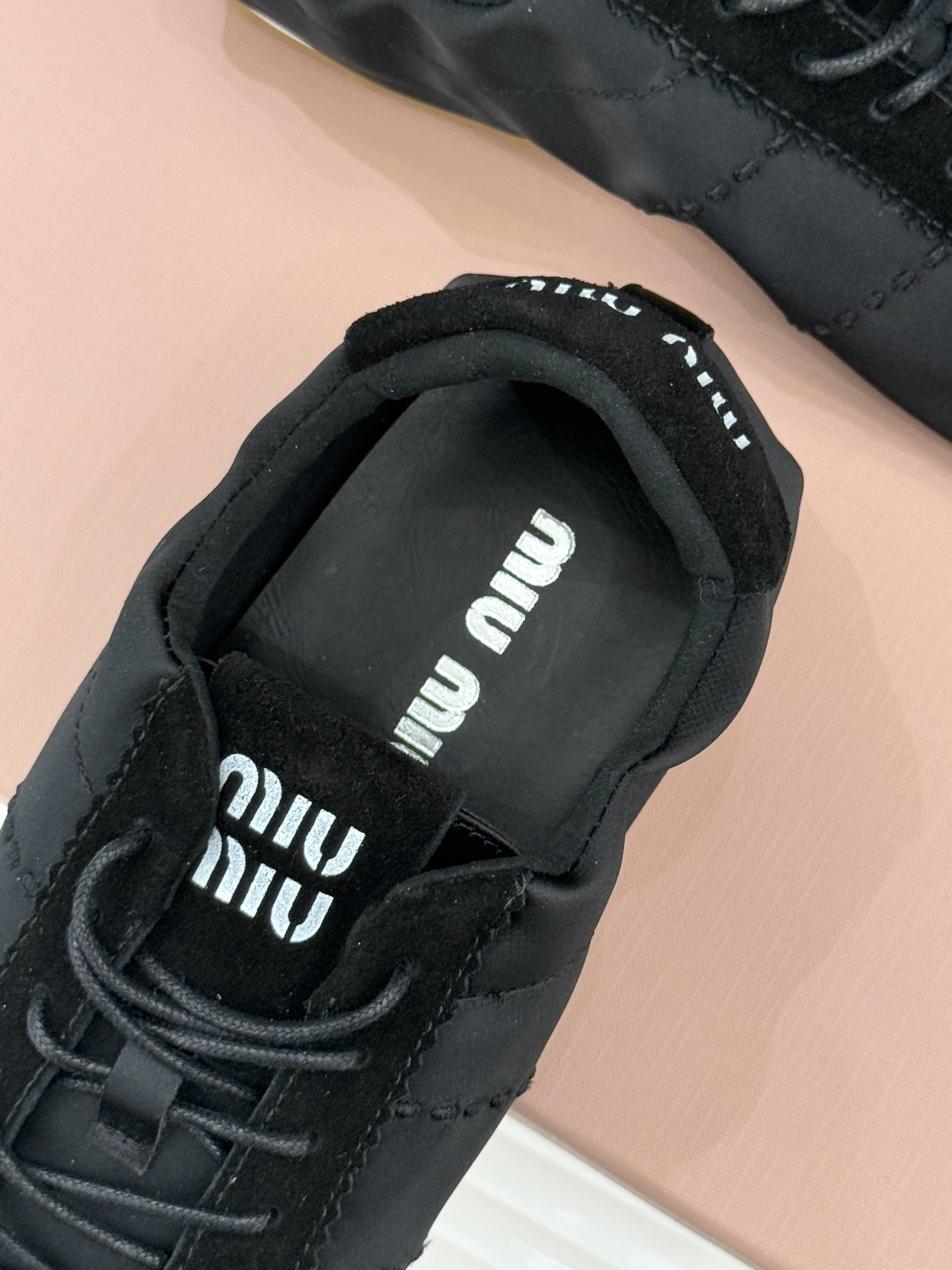 Miu Miu/缪缪226WF早春新品绸缎休闲芭蕾舞鞋德训鞋将芭蕾舞鞋与德训鞋的巧妙融合既是对经典风格的