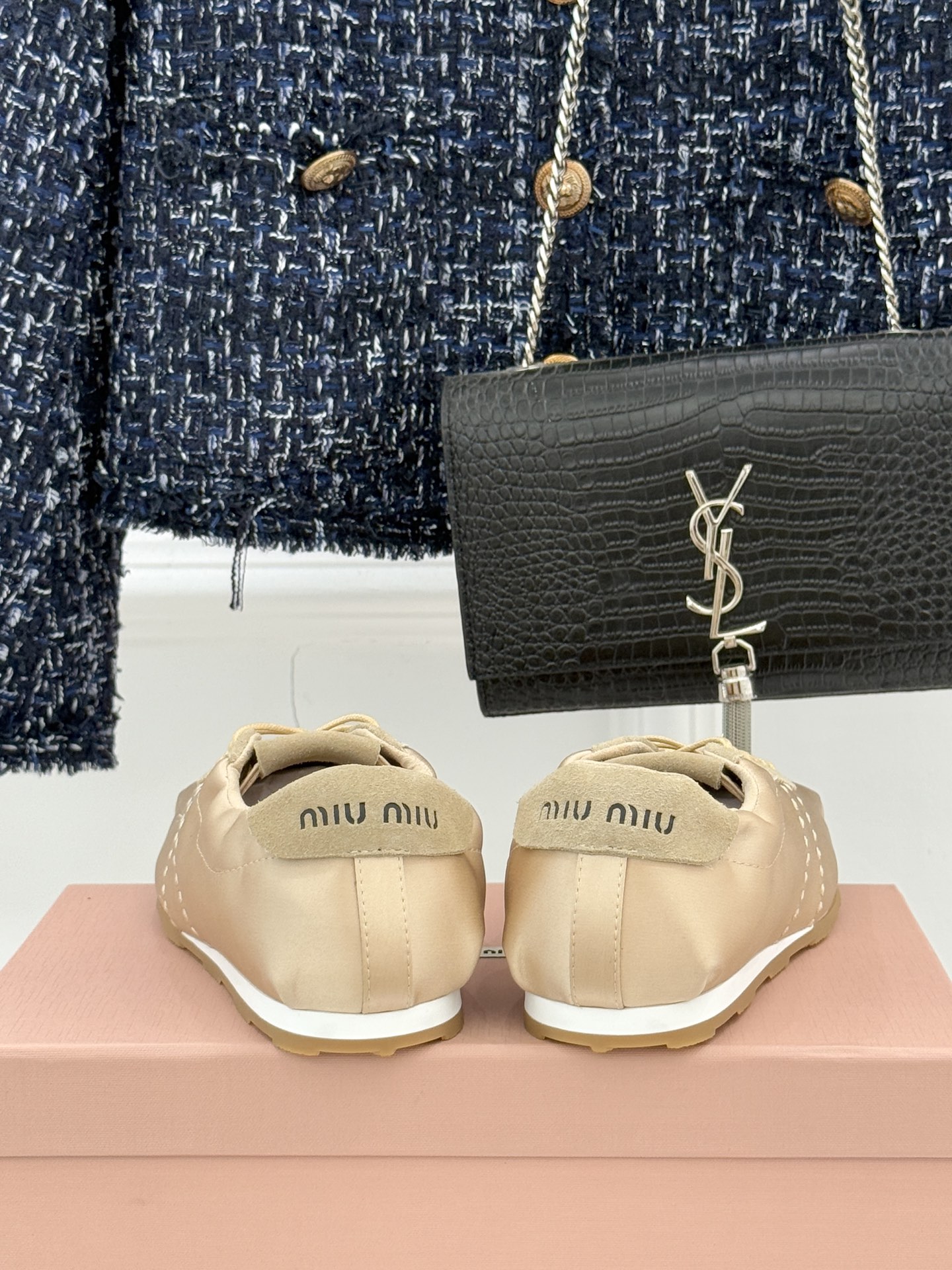 Miu Miu/缪缪226WF早春新品绸缎休闲芭蕾舞鞋德训鞋将芭蕾舞鞋与德训鞋的巧妙融合既是对经典风格的