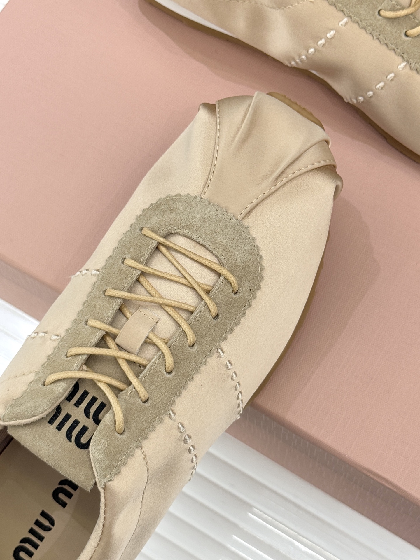 Miu Miu/缪缪226WF早春新品绸缎休闲芭蕾舞鞋德训鞋将芭蕾舞鞋与德训鞋的巧妙融合既是对经典风格的