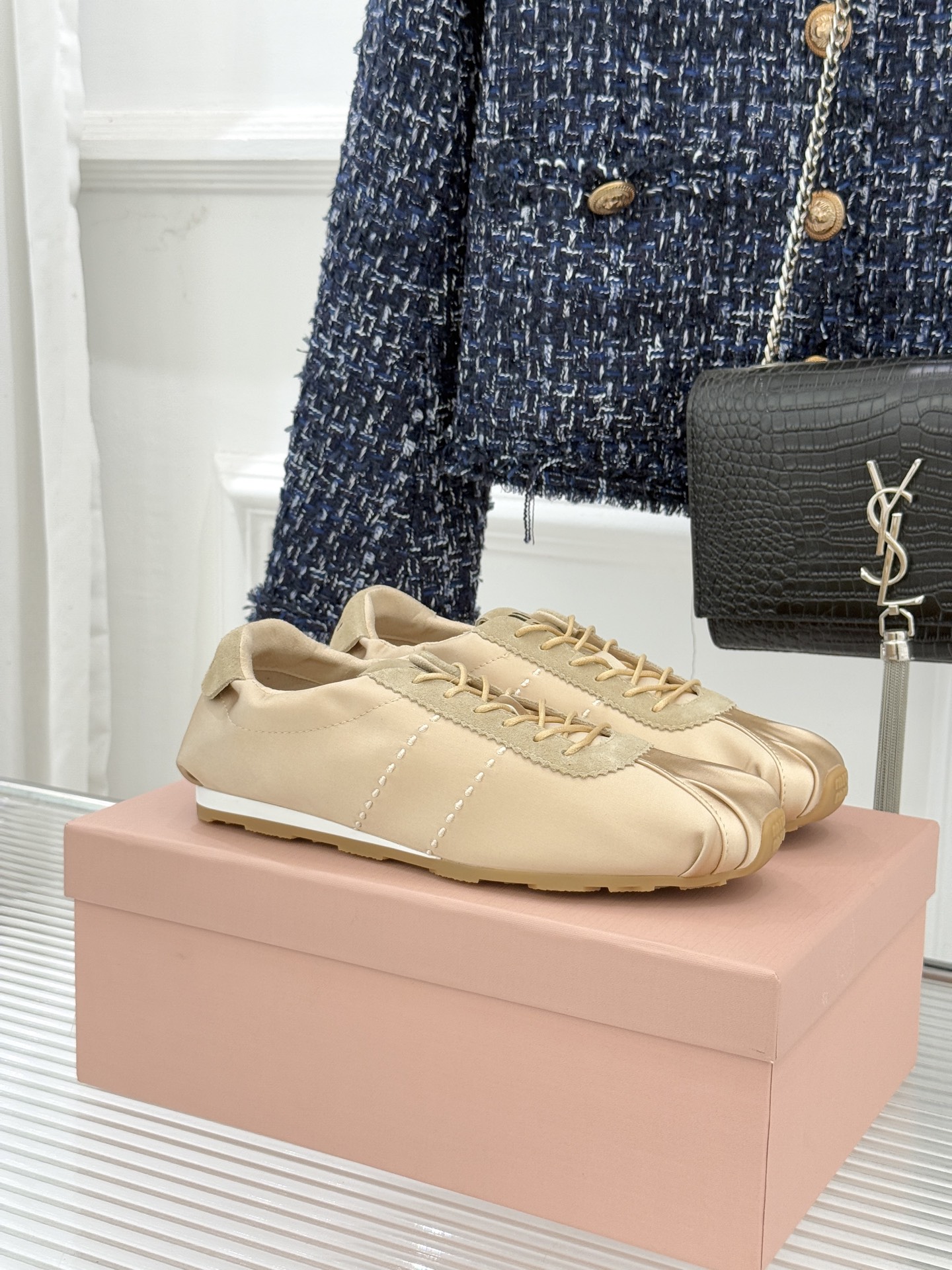 Miu Miu/缪缪226WF早春新品绸缎休闲芭蕾舞鞋德训鞋将芭蕾舞鞋与德训鞋的巧妙融合既是对经典风格的