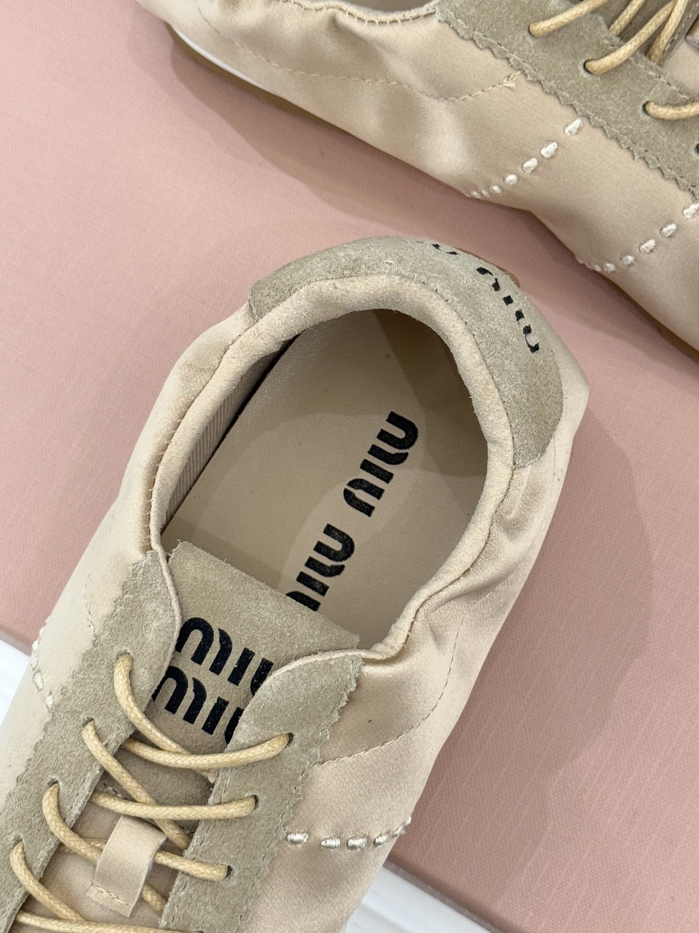 Miu Miu/缪缪226WF早春新品绸缎休闲芭蕾舞鞋德训鞋将芭蕾舞鞋与德训鞋的巧妙融合既是对经典风格的