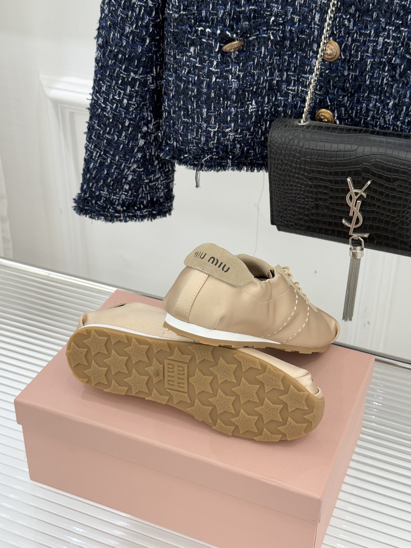 Miu Miu/缪缪226WF早春新品绸缎休闲芭蕾舞鞋德训鞋将芭蕾舞鞋与德训鞋的巧妙融合既是对经典风格的