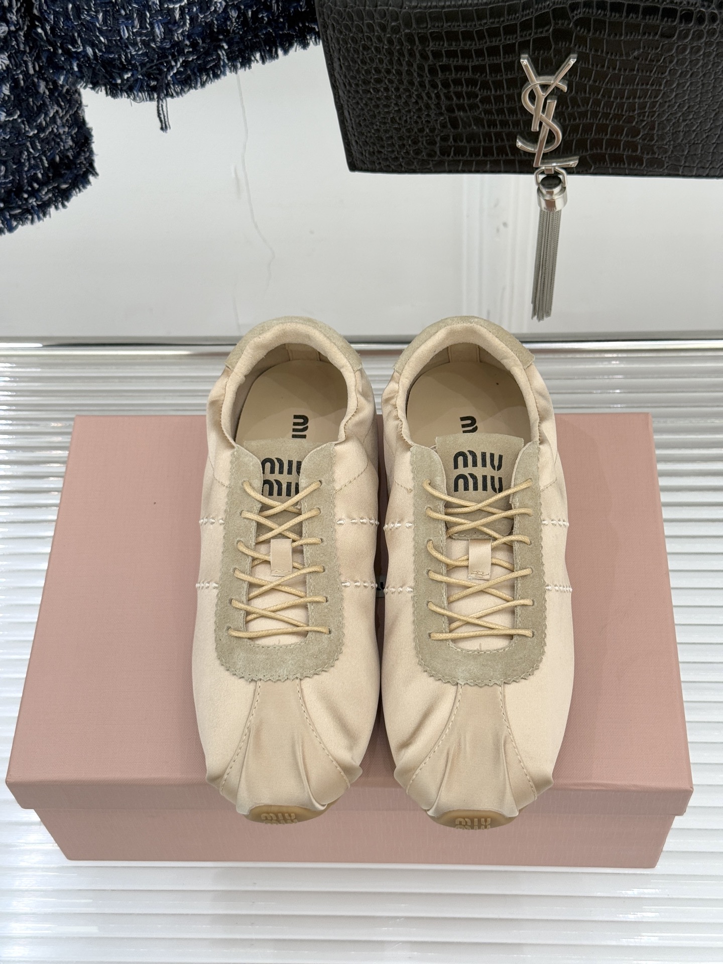 Miu Miu/缪缪226WF早春新品绸缎休闲芭蕾舞鞋德训鞋将芭蕾舞鞋与德训鞋的巧妙融合既是对经典风格的