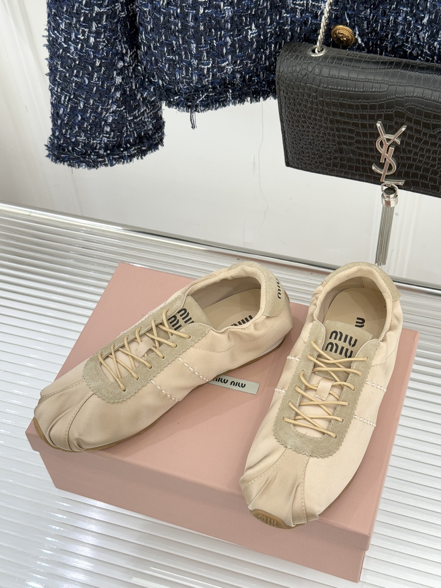 Miu Miu/缪缪226WF早春新品绸缎休闲芭蕾舞鞋德训鞋将芭蕾舞鞋与德训鞋的巧妙融合既是对经典风格的