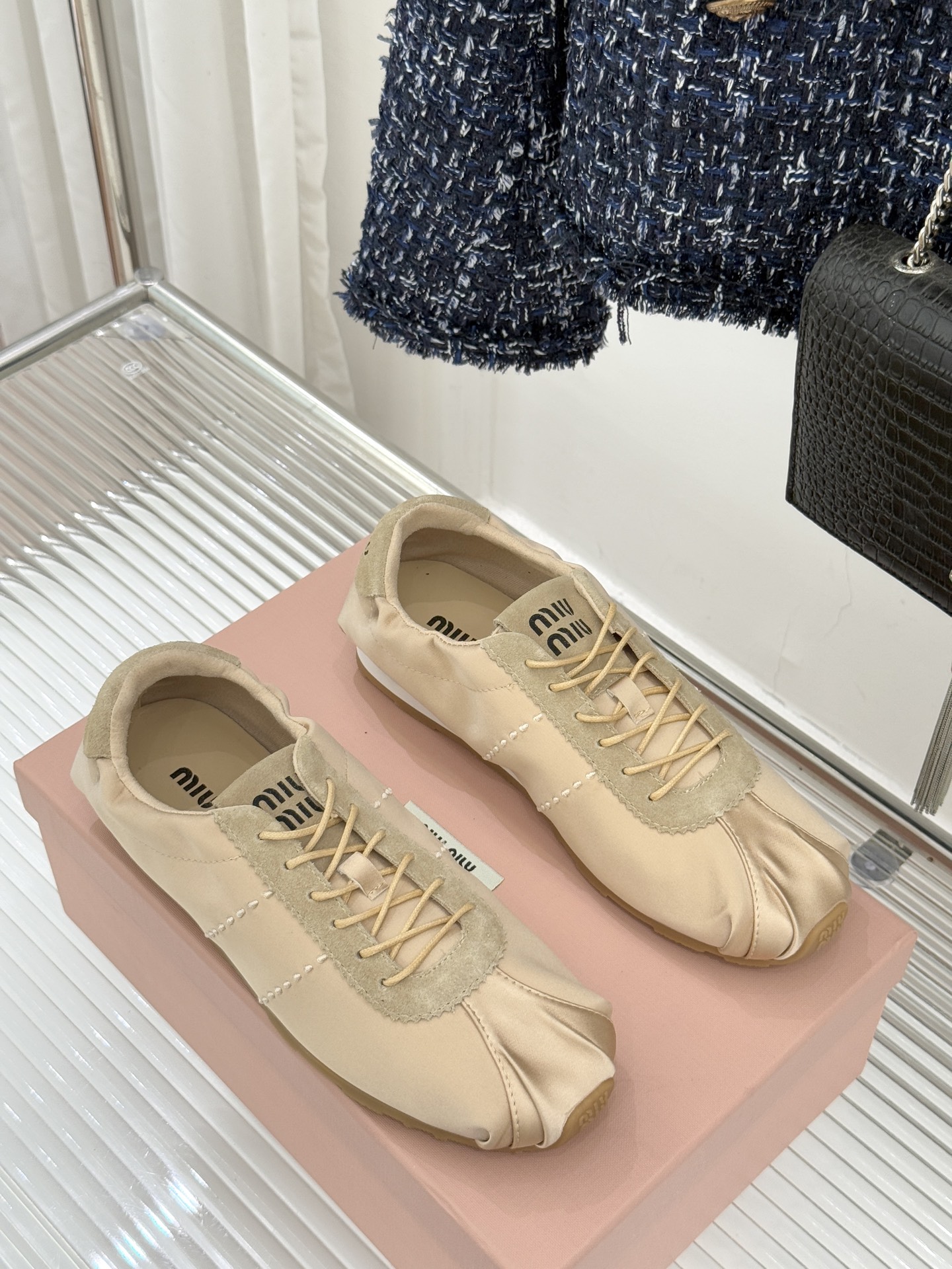 Miu Miu/缪缪226WF早春新品绸缎休闲芭蕾舞鞋德训鞋将芭蕾舞鞋与德训鞋的巧妙融合既是对经典风格的