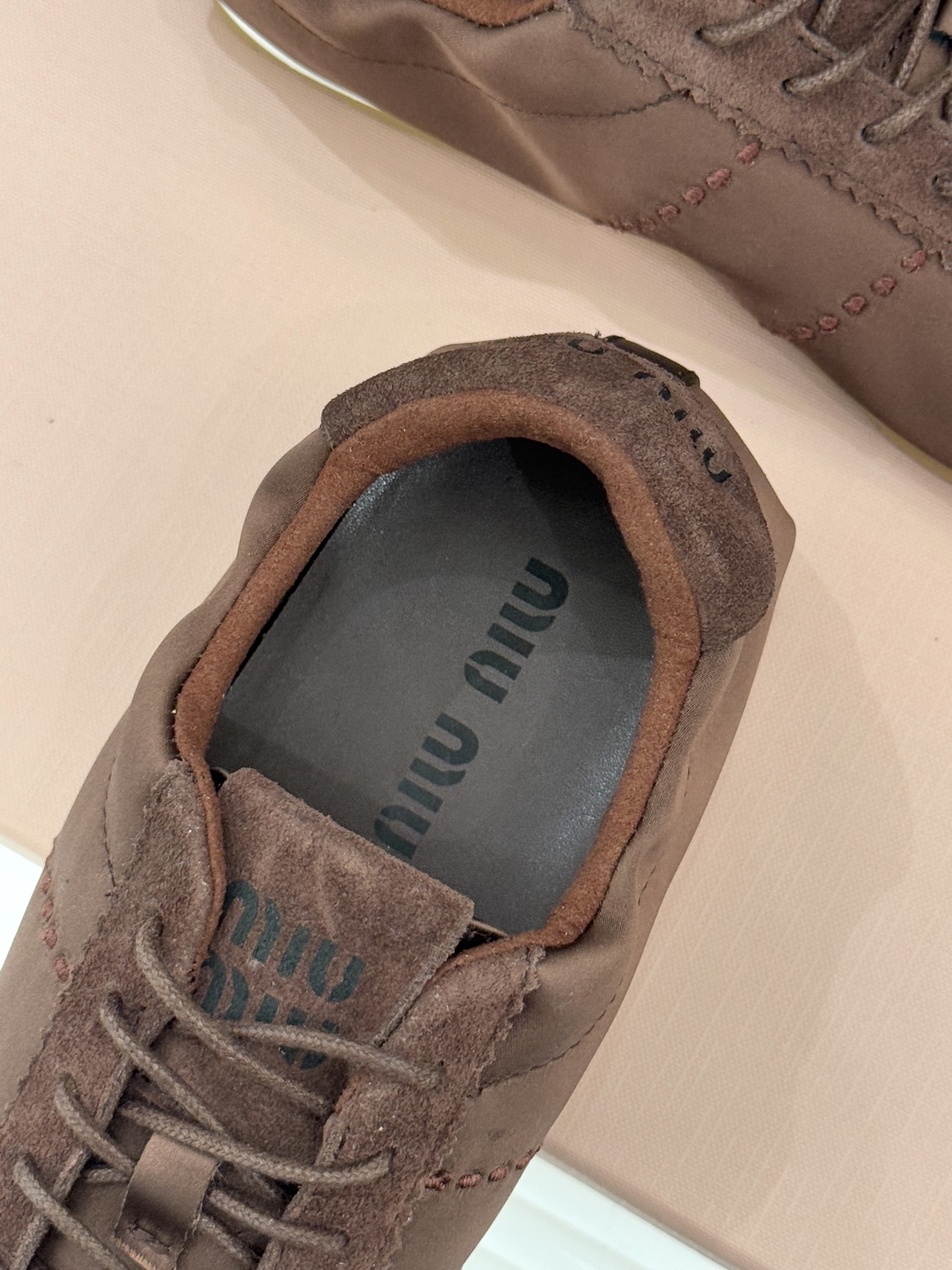 Miu Miu/缪缪226WF早春新品绸缎休闲芭蕾舞鞋德训鞋将芭蕾舞鞋与德训鞋的巧妙融合既是对经典风格的