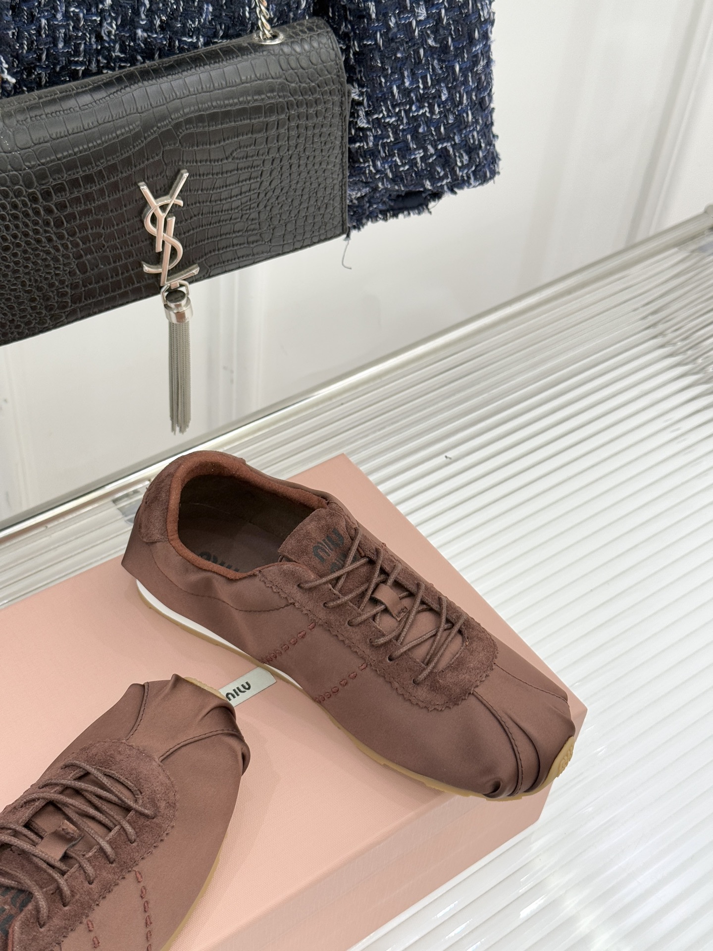 Miu Miu/缪缪226WF早春新品绸缎休闲芭蕾舞鞋德训鞋将芭蕾舞鞋与德训鞋的巧妙融合既是对经典风格的