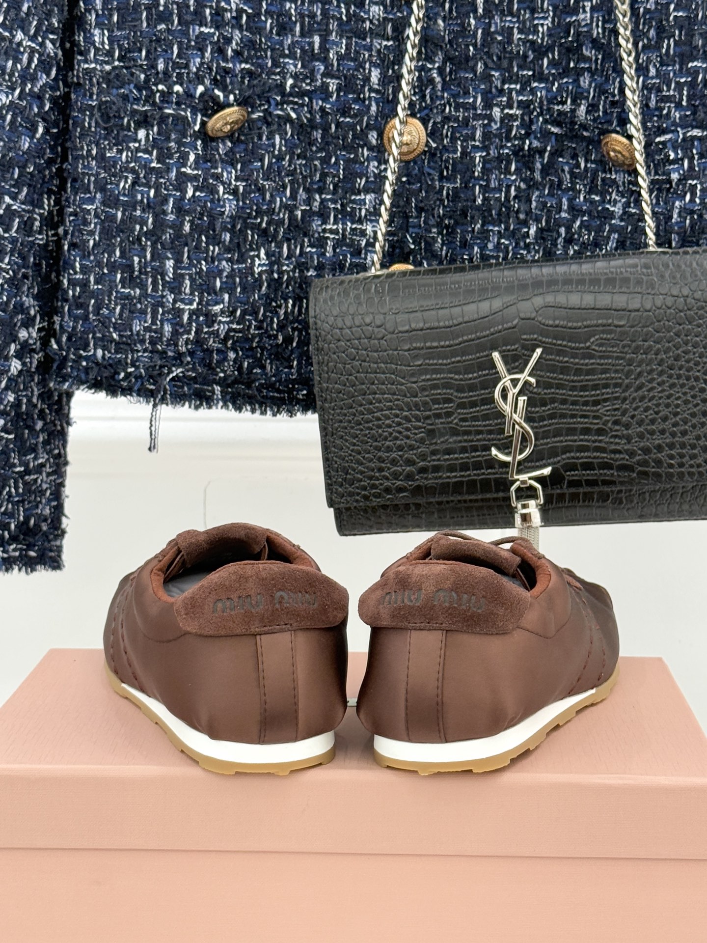 Miu Miu/缪缪226WF早春新品绸缎休闲芭蕾舞鞋德训鞋将芭蕾舞鞋与德训鞋的巧妙融合既是对经典风格的