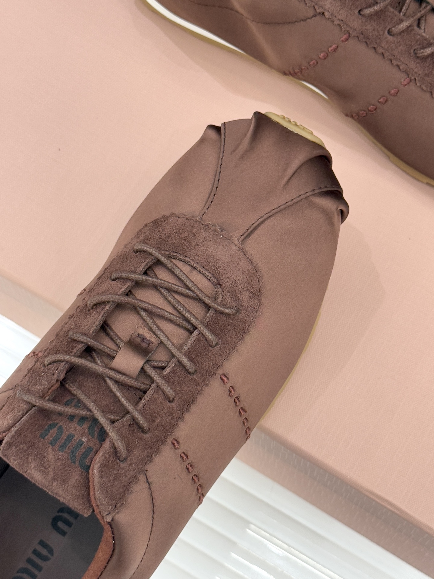 Miu Miu/缪缪226WF早春新品绸缎休闲芭蕾舞鞋德训鞋将芭蕾舞鞋与德训鞋的巧妙融合既是对经典风格的