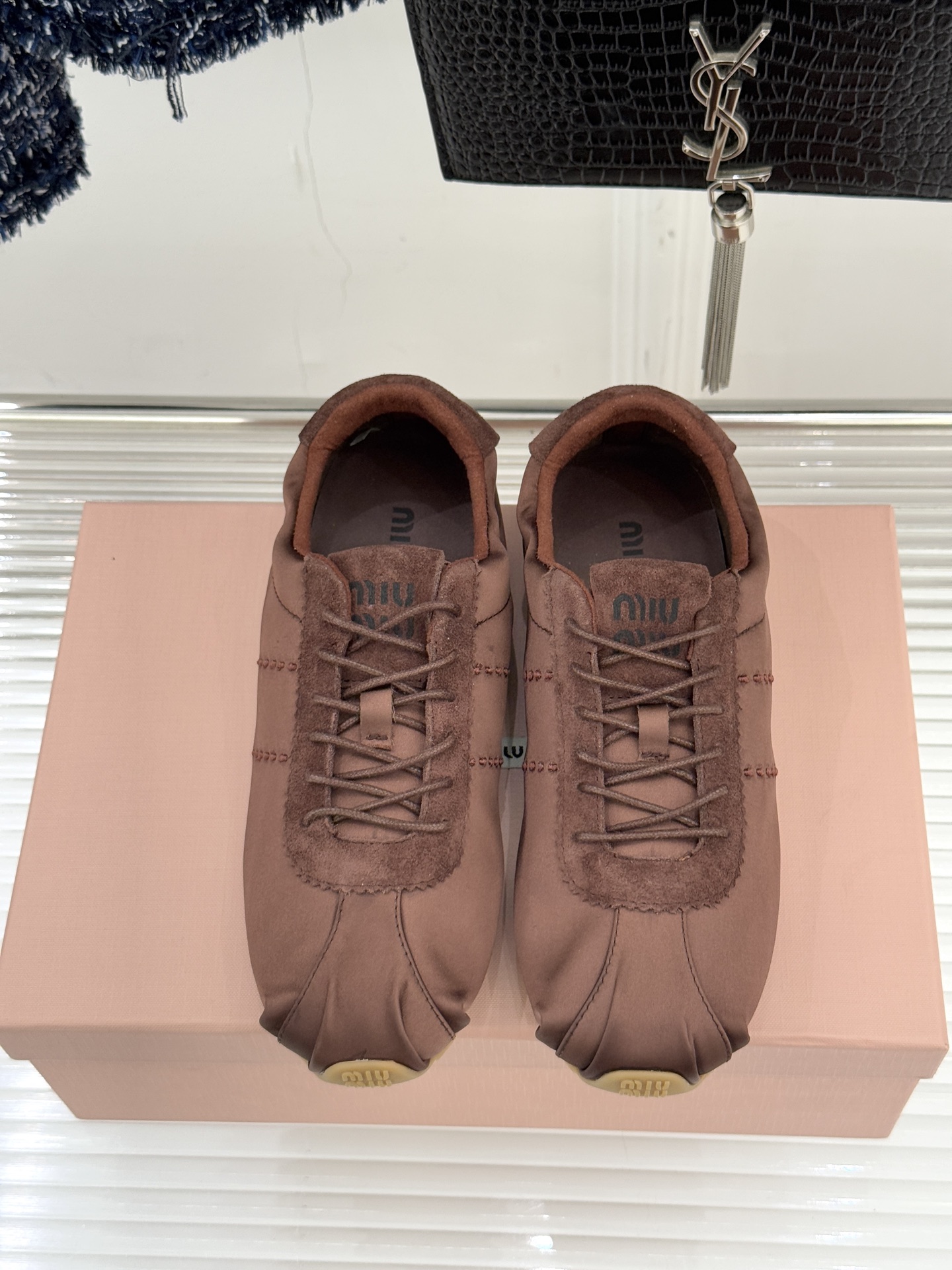 Miu Miu/缪缪226WF早春新品绸缎休闲芭蕾舞鞋德训鞋将芭蕾舞鞋与德训鞋的巧妙融合既是对经典风格的