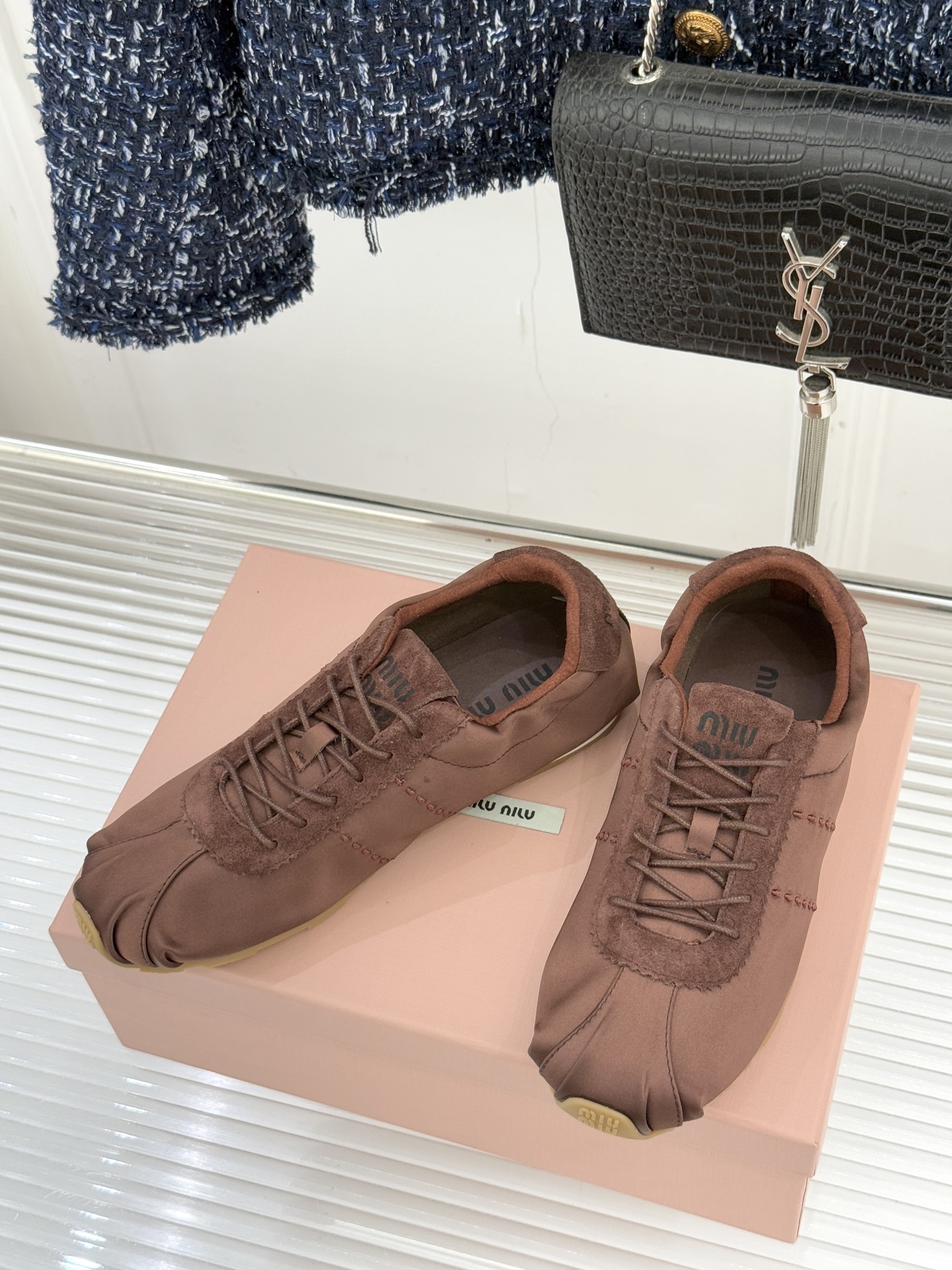 Miu Miu/缪缪226WF早春新品绸缎休闲芭蕾舞鞋德训鞋将芭蕾舞鞋与德训鞋的巧妙融合既是对经典风格的