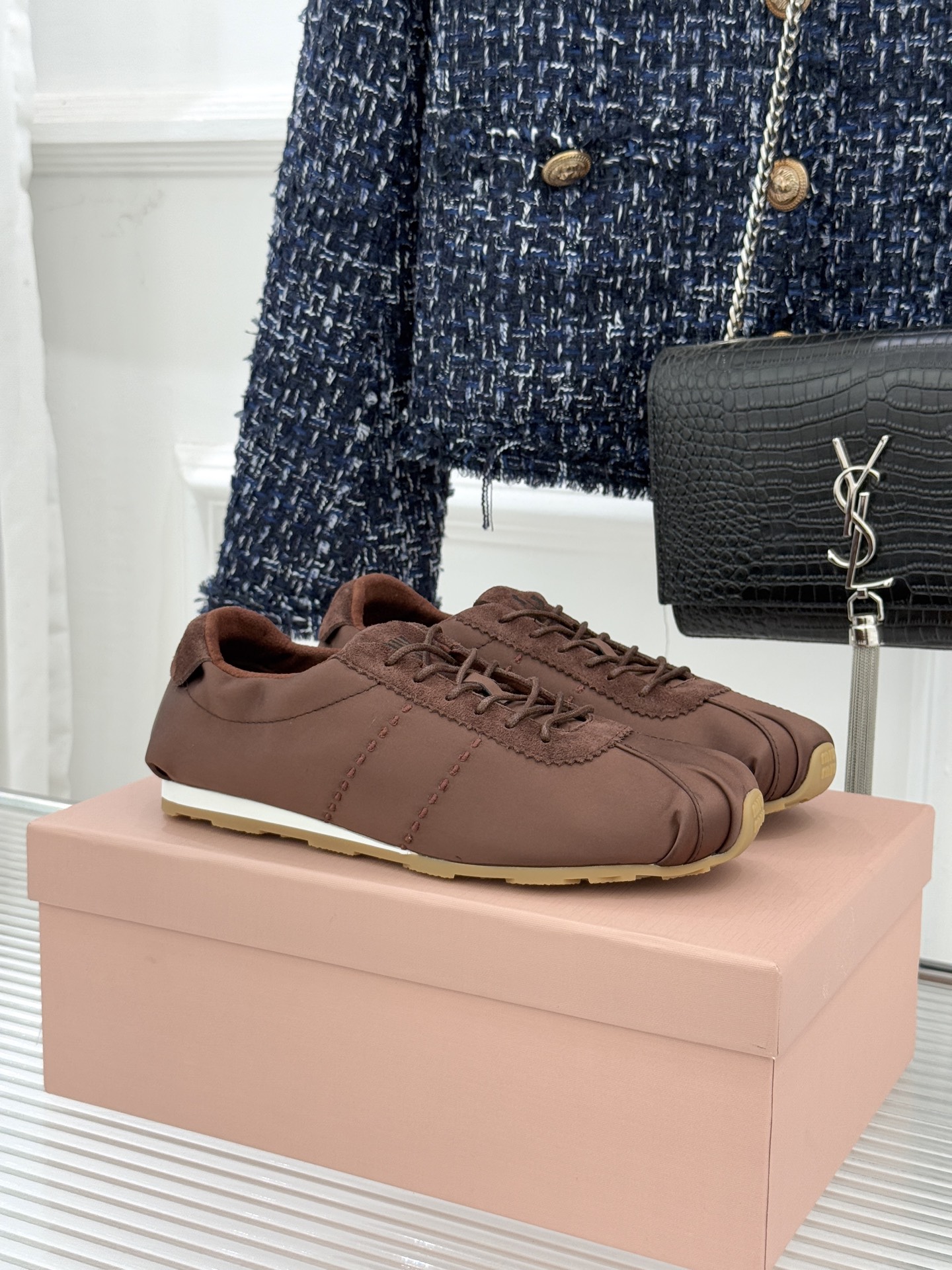 NO:630304,Miu Miu/Miu Miu 226WF new early spring product, satin casual ballet shoes, a clever fusion of ballet shoes and moral shoes. It is not only an innovative interpretation of the classic style, but also a perfect interpretation of Miu's girly and light luxury. It breaks the dullness of traditional casual shoes and integrates light luxury and femininity into daily wear. The classic ballet shoes are matched with the simple outline of moral shoes. Pair them with jeans to show refreshing vitality, and with a dress, they add gentleness and agility, easily brightening your daily look.  Let ordinary wear also reveal extraordinary taste, showing the agility and elegance of an exclusive girl. The fabric is made of original customized silk. The inner tiptoe is made of sheepskin. The original molded custom outsole size35-39 (customized in 40), casual shoes/sneakers, miumiu, sneakers, skirts, jeans, sheepskin, real silk, silk fabric19860909Miu Miu/缪缪226WF早春新品 绸缎休闲芭蕾舞鞋德训鞋 将芭蕾舞鞋与德训鞋的巧妙融合 既是对经典风格的创新演绎, 也是 Miu少女感与轻奢感的完美诠释 打破传统休闲鞋的沉闷感 将轻奢柔美融入日常穿搭. 经典芭蕾舞鞋鞋型搭配德训鞋简约轮廓 搭配牛仔裤显清爽活力, 配连衣裙添温柔灵动, 轻松点亮日常造型, 让平凡穿搭也能透出不凡品味 尽显专属少女的灵动与雅致. 面料采用原版定制真丝 内里踮脚均为羊皮 原版开模定制大底 size35-39（40定制）,休闲鞋/运动鞋,miumiu,sneakers,skirts,jeans,sheepskin,real silk,silk fabric,Women's Shoes