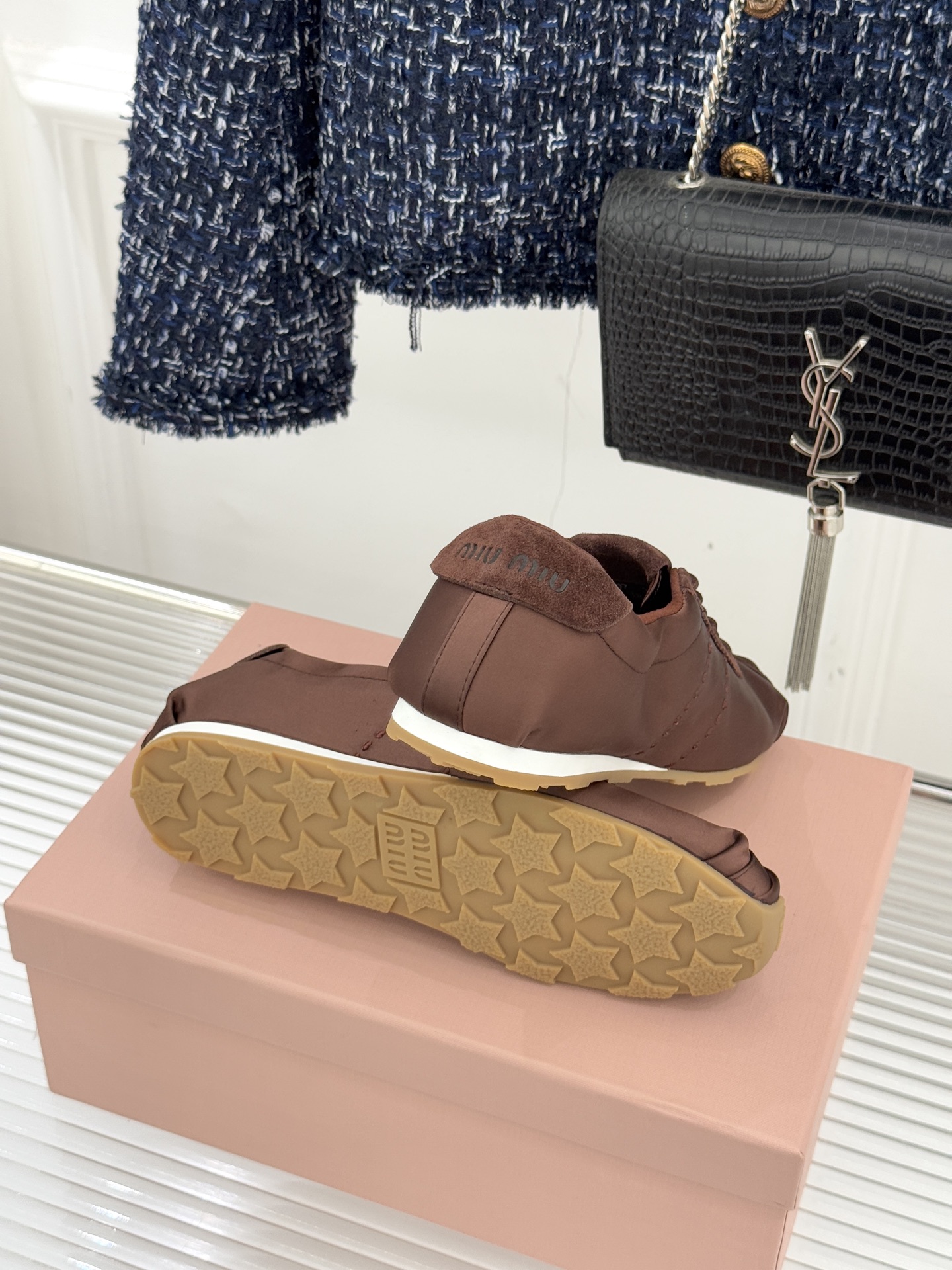 Miu Miu/缪缪226WF早春新品绸缎休闲芭蕾舞鞋德训鞋将芭蕾舞鞋与德训鞋的巧妙融合既是对经典风格的