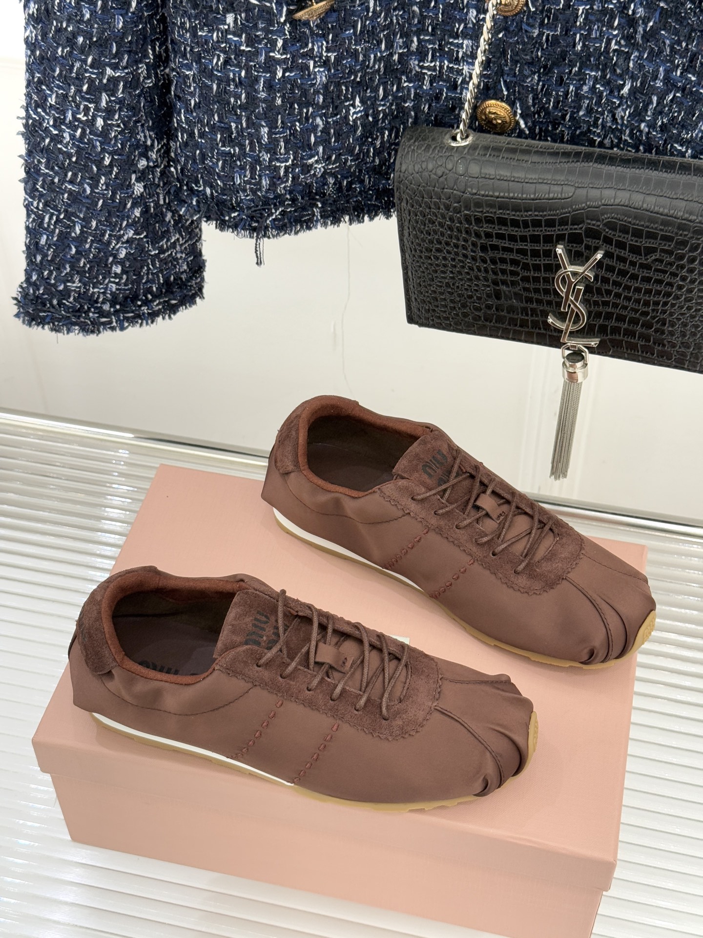 Miu Miu/缪缪226WF早春新品绸缎休闲芭蕾舞鞋德训鞋将芭蕾舞鞋与德训鞋的巧妙融合既是对经典风格的