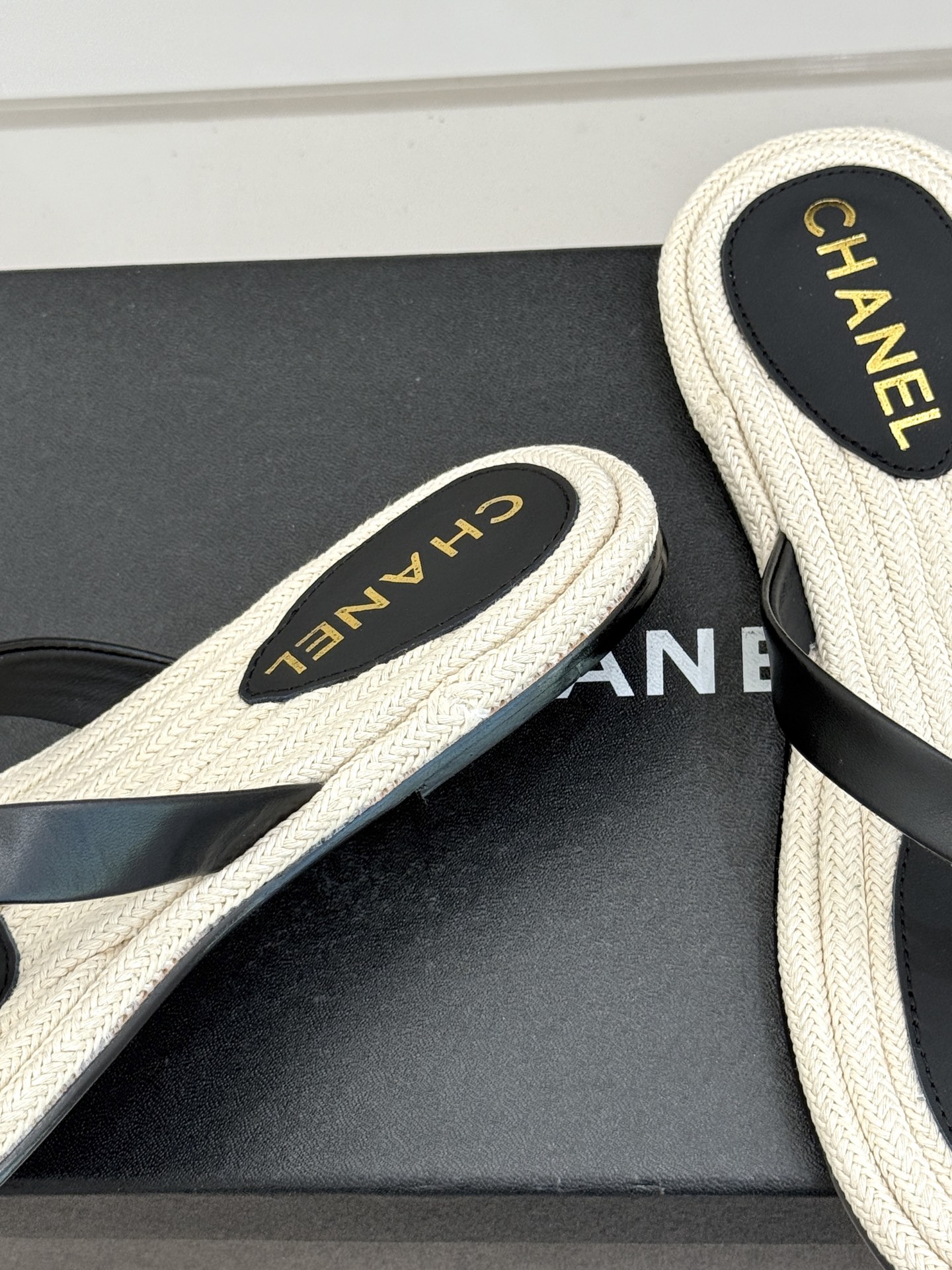 CHANE*｜小香26C新品麻绳底双C夹脚人字拖当科莫湖的清风邂逅法式优雅这双鞋为度假时光注入的奢华松弛