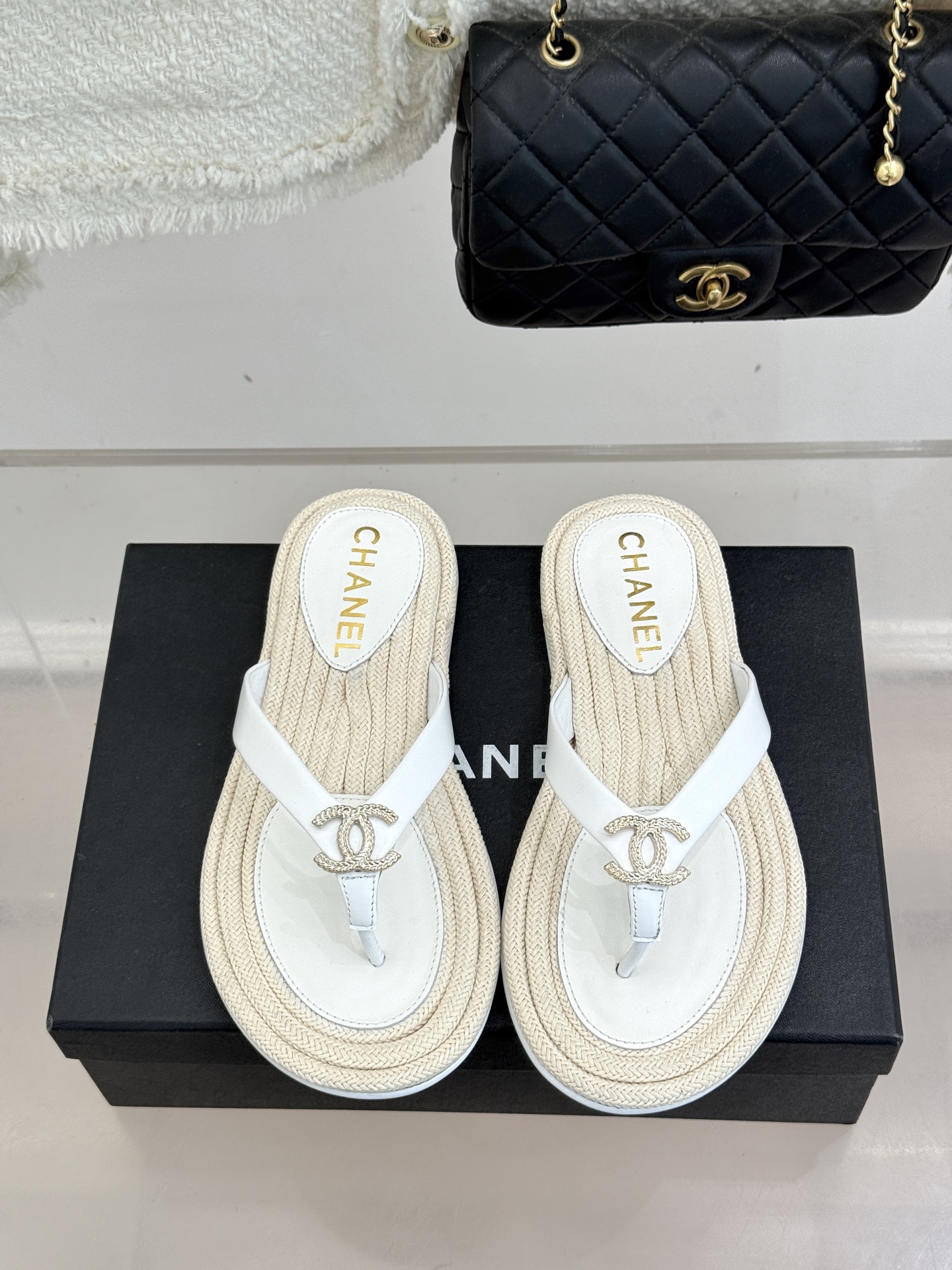 CHANE*｜小香26C新品麻绳底双C夹脚人字拖当科莫湖的清风邂逅法式优雅这双鞋为度假时光注入的奢华松弛