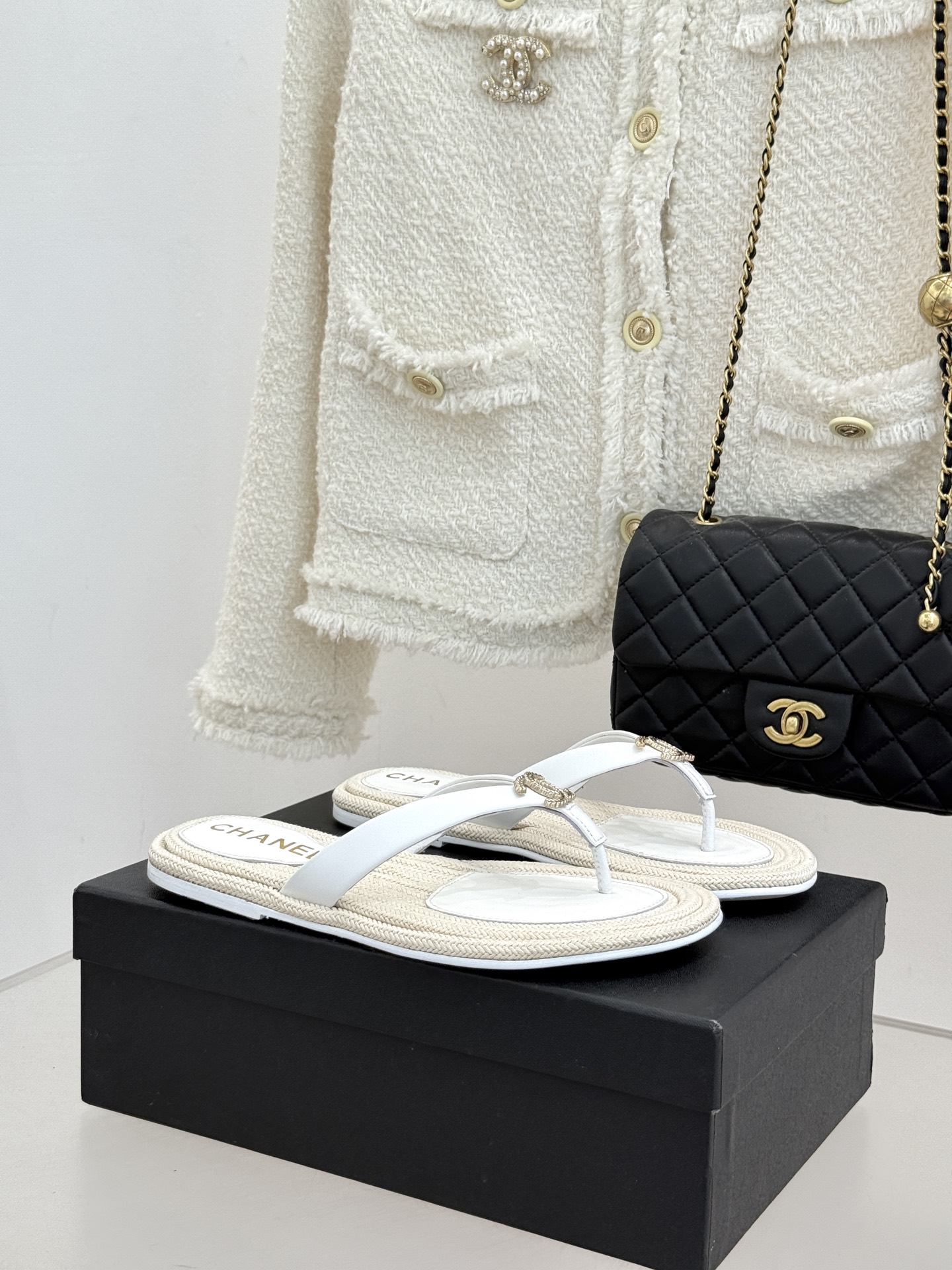 CHANE*｜小香26C新品麻绳底双C夹脚人字拖当科莫湖的清风邂逅法式优雅这双鞋为度假时光注入的奢华松弛