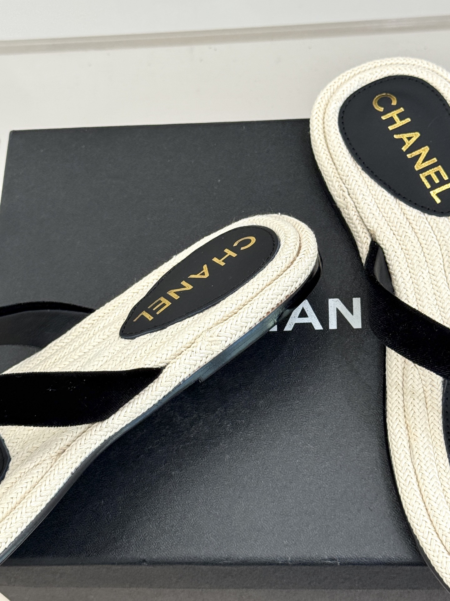 CHANE*｜小香26C新品麻绳底双C夹脚人字拖当科莫湖的清风邂逅法式优雅这双鞋为度假时光注入的奢华松弛